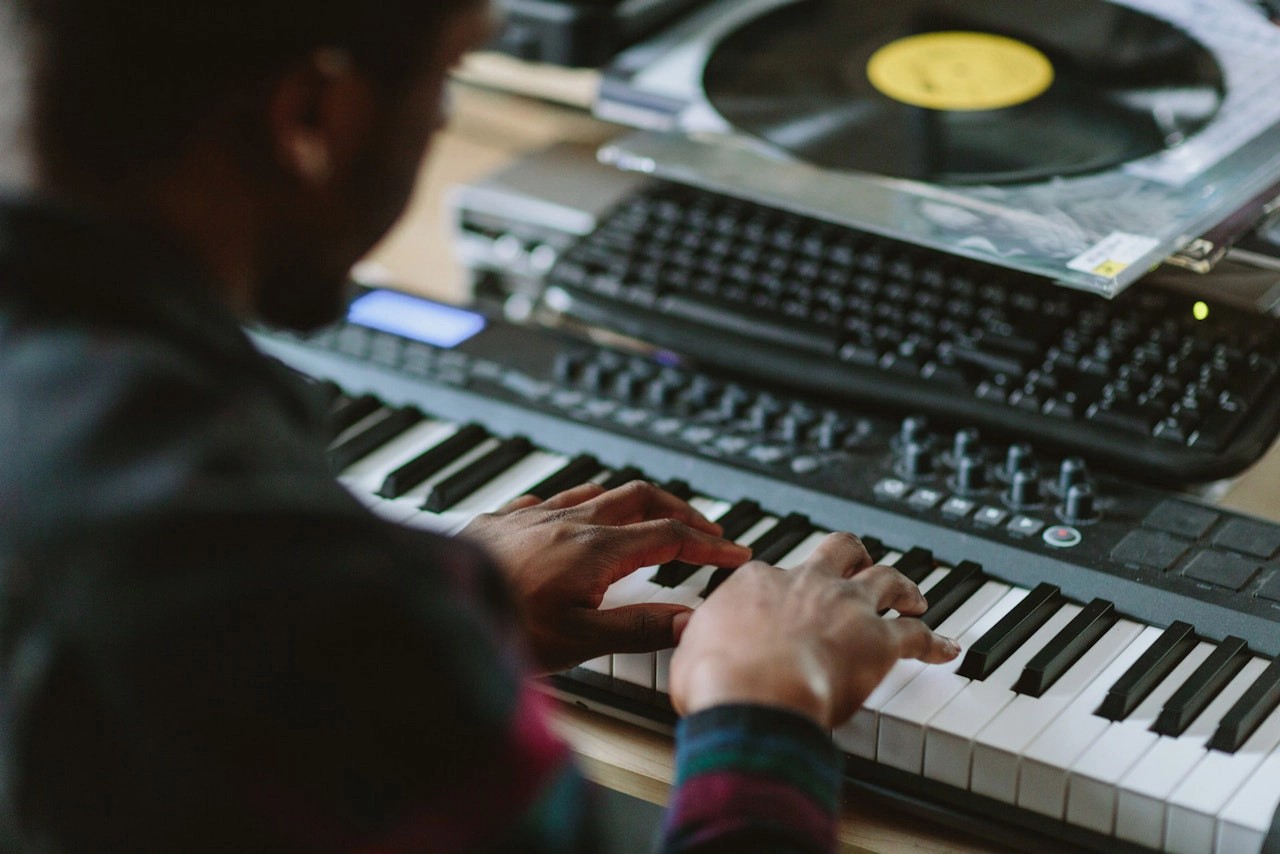 Man spiller Keyboard