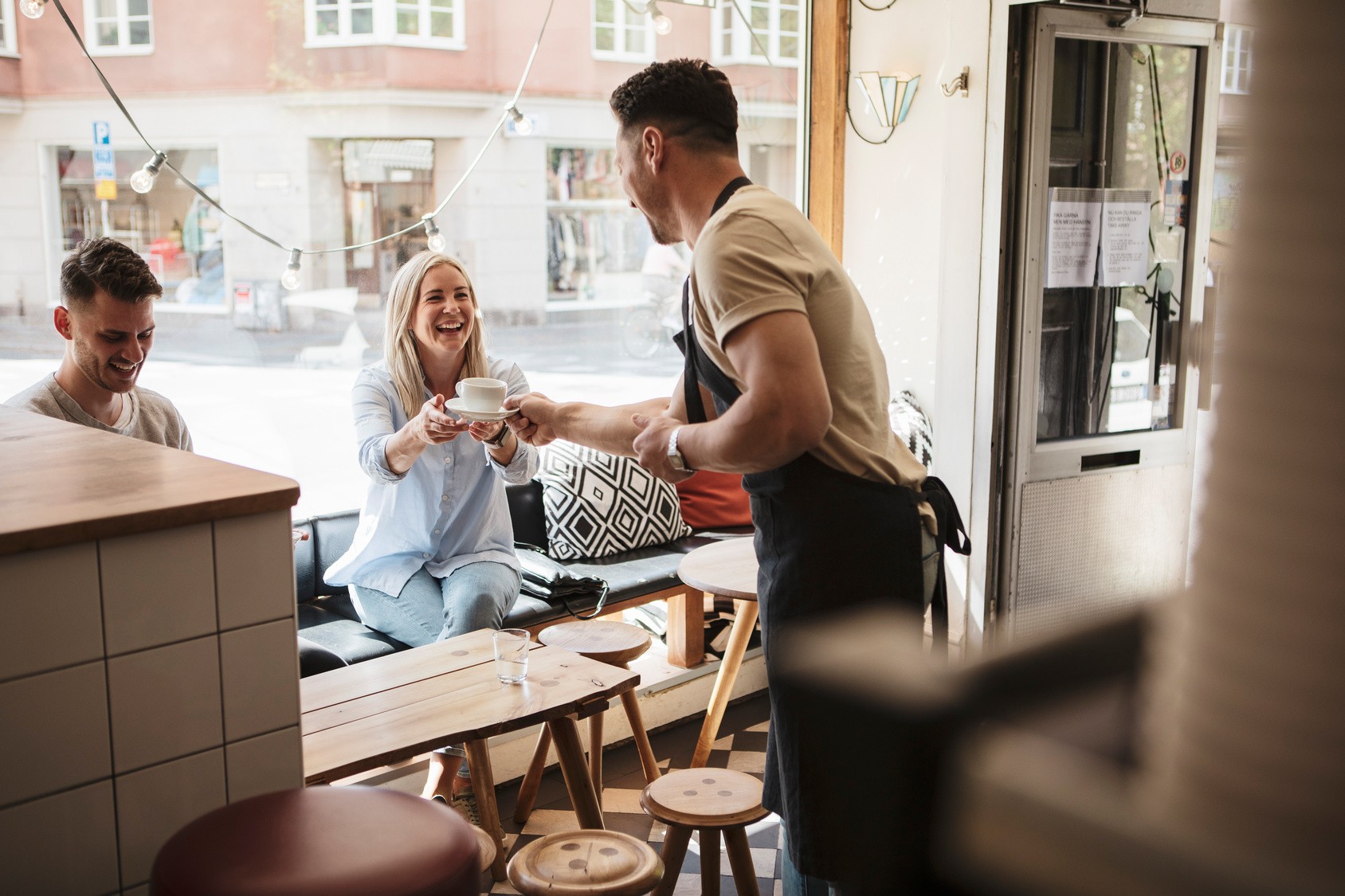 Personer på kaffebar