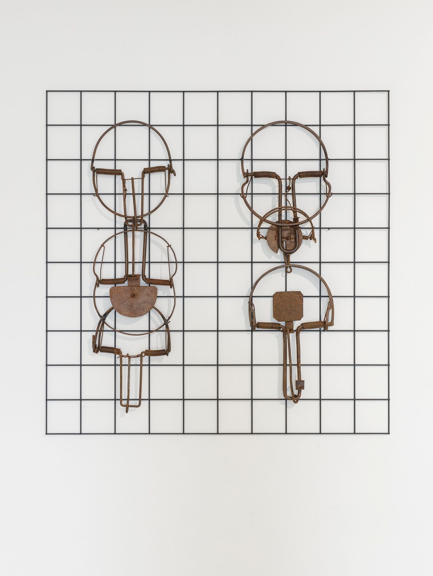 Leander Schwazer, “Bachelor und Bachelorette horizontal im Gitterbett”, 2025. Ph. Tiberio Sorvillo.