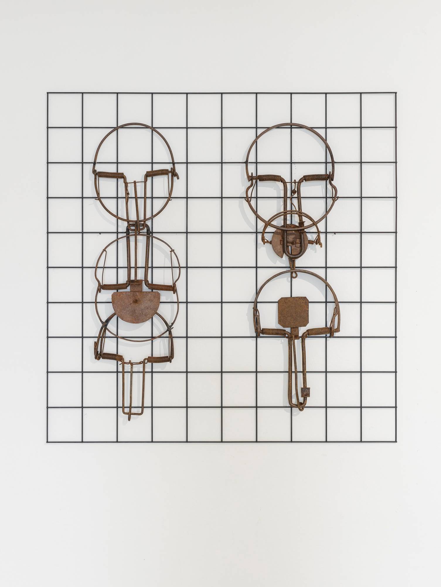 Leander Schwazer, “Bachelor und Bachelorette horizontal im Gitterbett”, 2025. Ph. Tiberio Sorvillo.