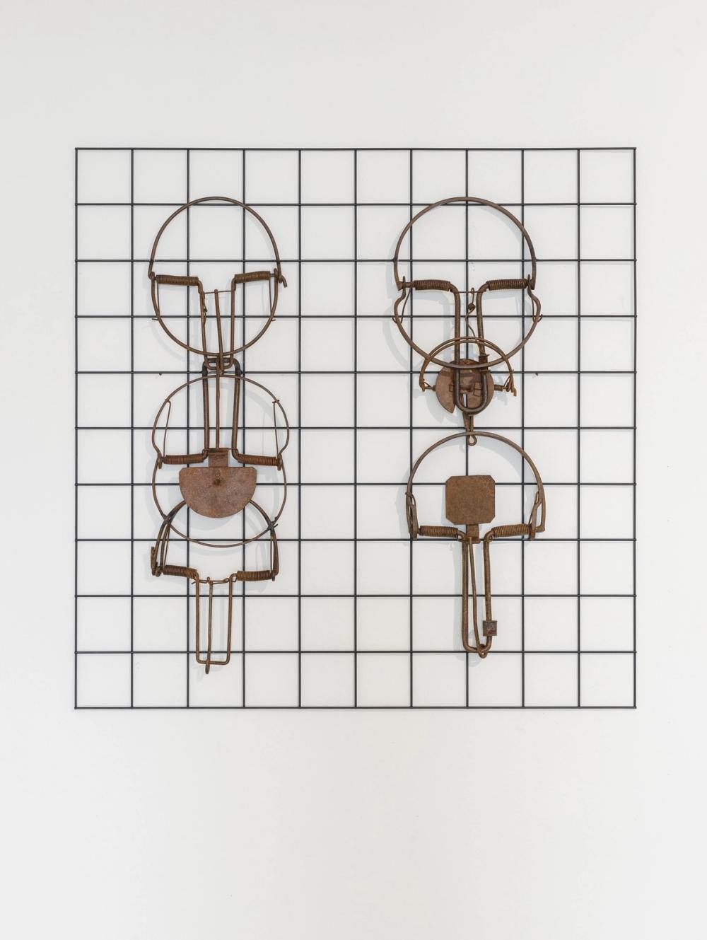 Leander Schwazer, “Bachelor und Bachelorette horizontal im Gitterbett”, 2025. Ph. Tiberio Sorvillo.