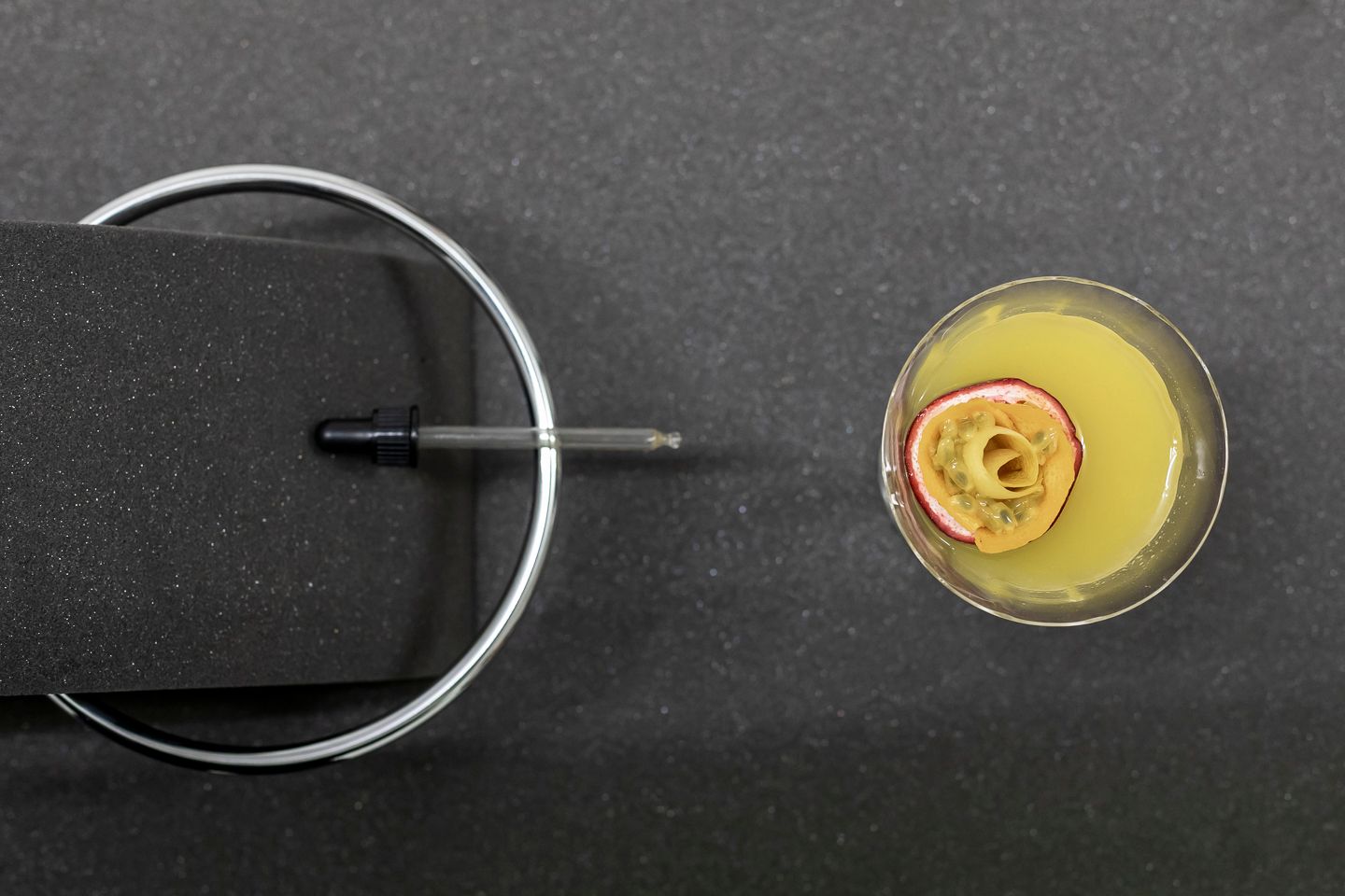 Workshop, savoir-vivre #2, How To Mix Drinks with Daniele Turrina and Parasite 2.0, 16.04.2019 in the framework of the exhibition “Temporary Lovers” by Parasite 2.0 © ar/ge kunst. Foto: Tiberio Sorvillo