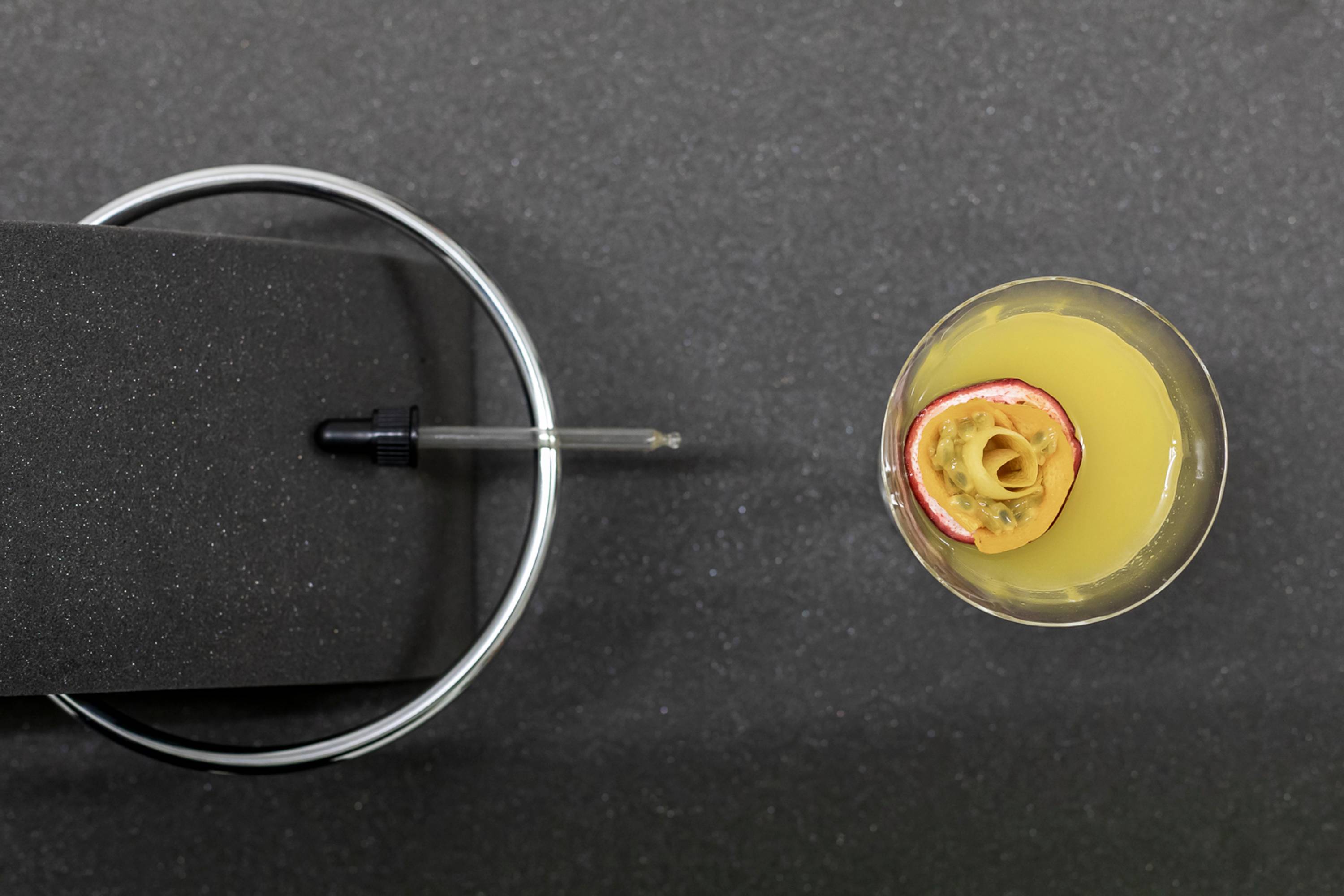 Workshop, savoir-vivre #2, How To Mix Drinks with Daniele Turrina and Parasite 2.0, 16.04.2019 in the framework of the exhibition “Temporary Lovers” by Parasite 2.0 © ar/ge kunst. Foto: Tiberio Sorvillo