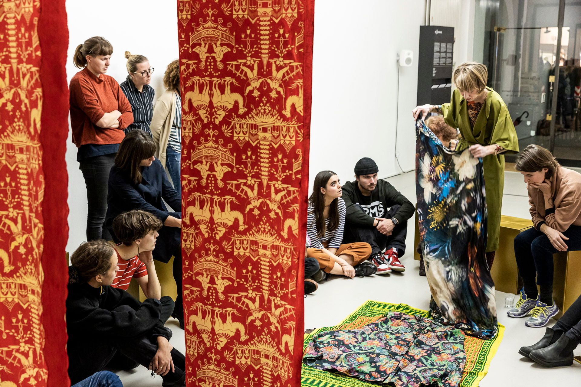 ©ar/ge kunst, Foto Tiberio Sorvillo, 2019SAVOIR-VIVRE #4DYEING WORKSHOP08.11.2019, 6–8 pmwith master weaver and plant dye practitioner Cornelia Larcher and artist Romy Rüegger and textile designer Kira Kessler in attendanceCurated by Simone Mair