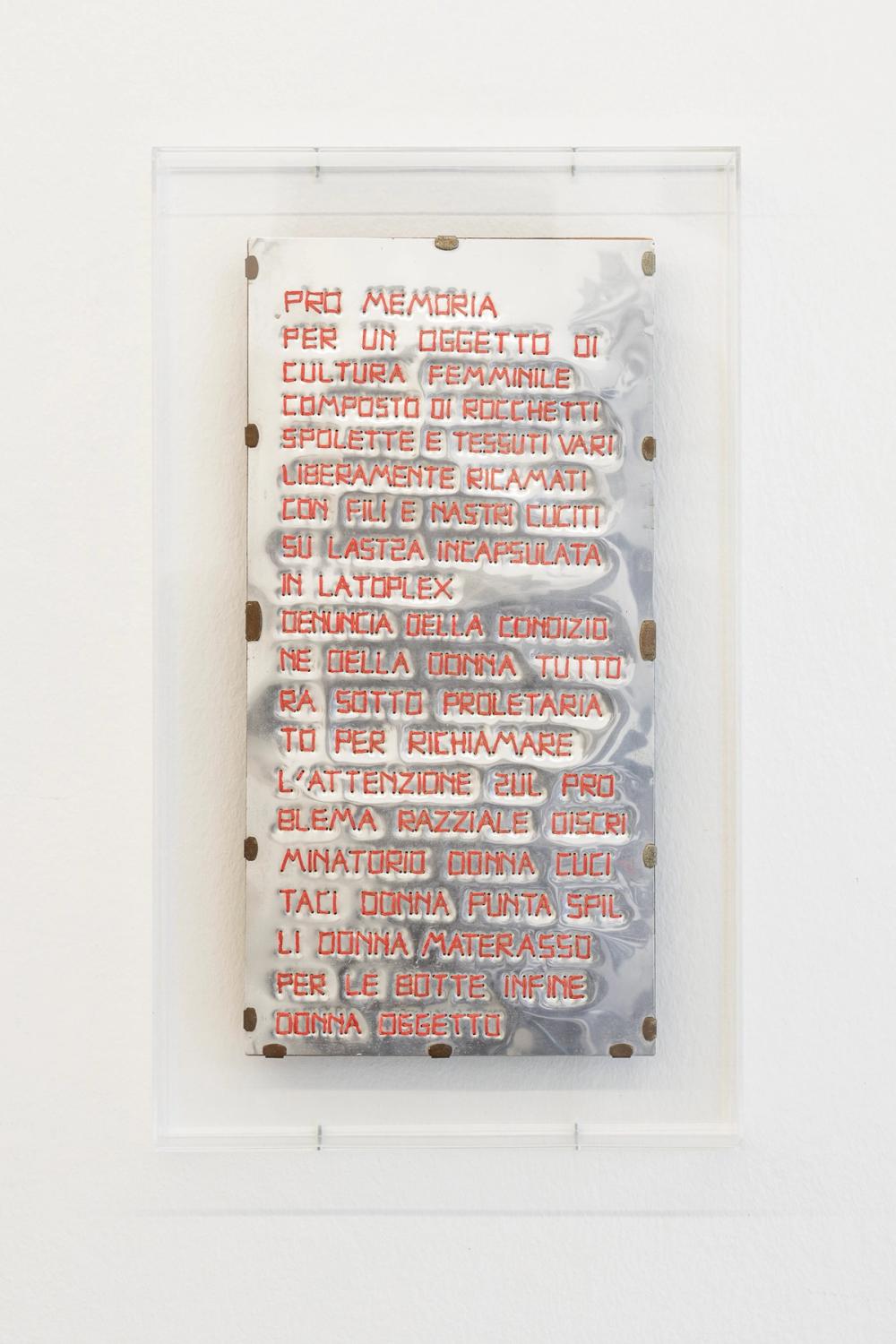  “Manifesto Promemoria per un oggetto di cultura femminile”, 1973, ricamo su lastra di alluminio / Stickerei auf Aluminiumplatte, 50 x 25 x 1,5 cm. Courtesy Archivio Clemen Parrocchetti.