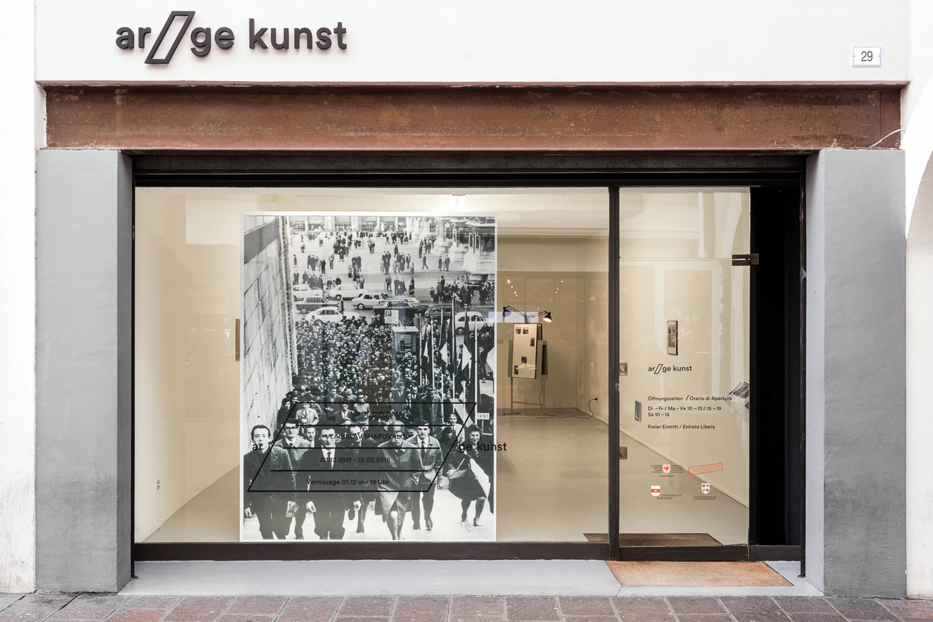 Vladislav Shapovalov, Image Diplomacy, Installation View at ar/ge kunst. Photo Sorvillo, 2017 ©argekunst, Bolzano