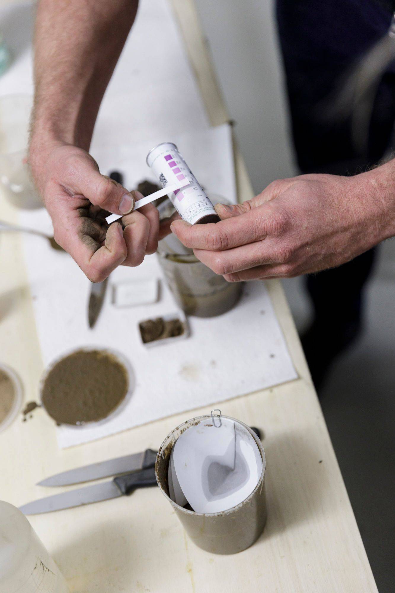 Soil Workshop, savoir-vivre #8 with Bernd Felderer, 27.11.2021, in the framework of the exhibition “Plant Plant” by Katrin Hornek © ar/ge kunst and BAU. Photo: Tiberio Sorvillo