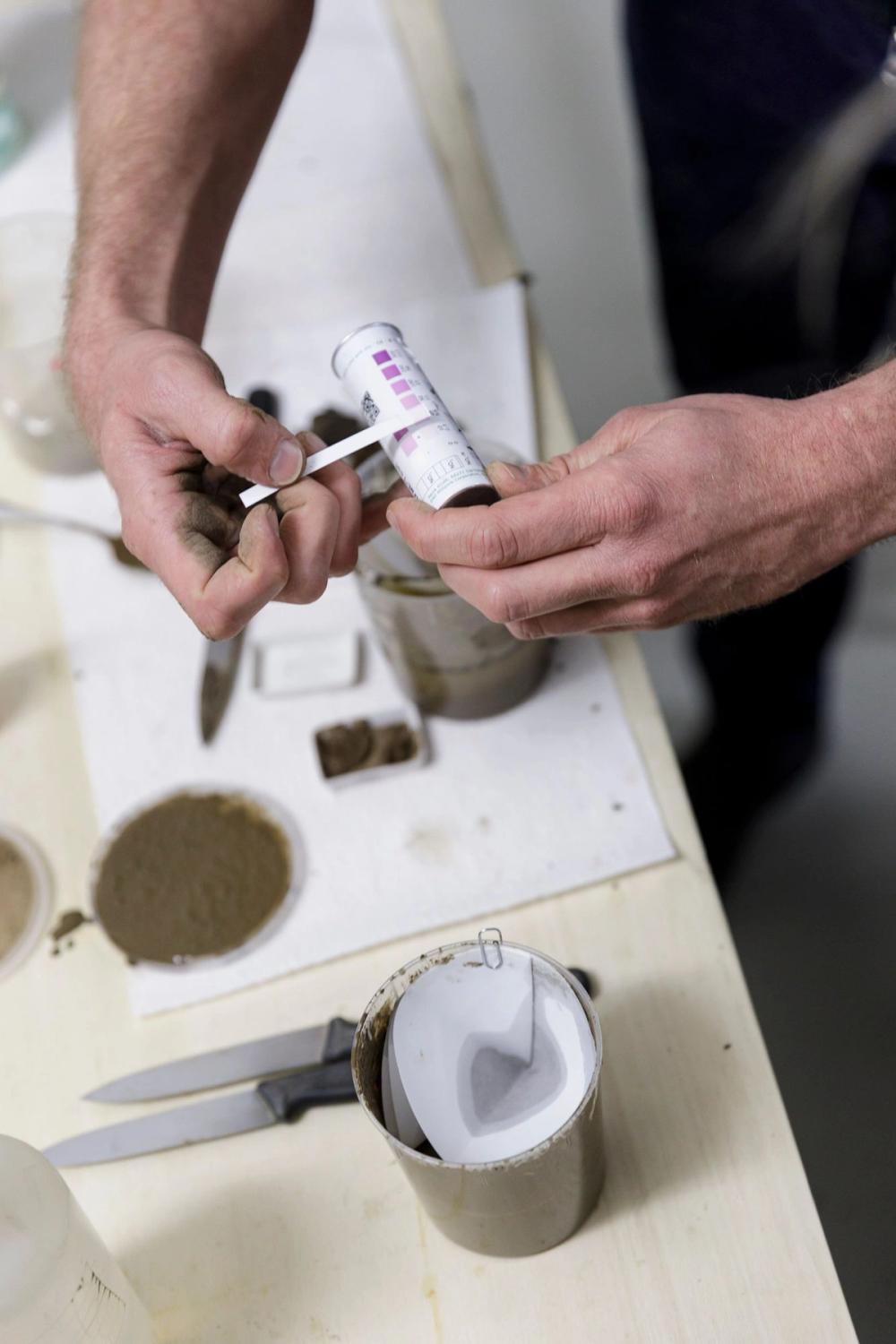 Soil Workshop, savoir-vivre #8 with Bernd Felderer, 27.11.2021, in the framework of the exhibition “Plant Plant” by Katrin Hornek © ar/ge kunst and BAU. Photo: Tiberio Sorvillo