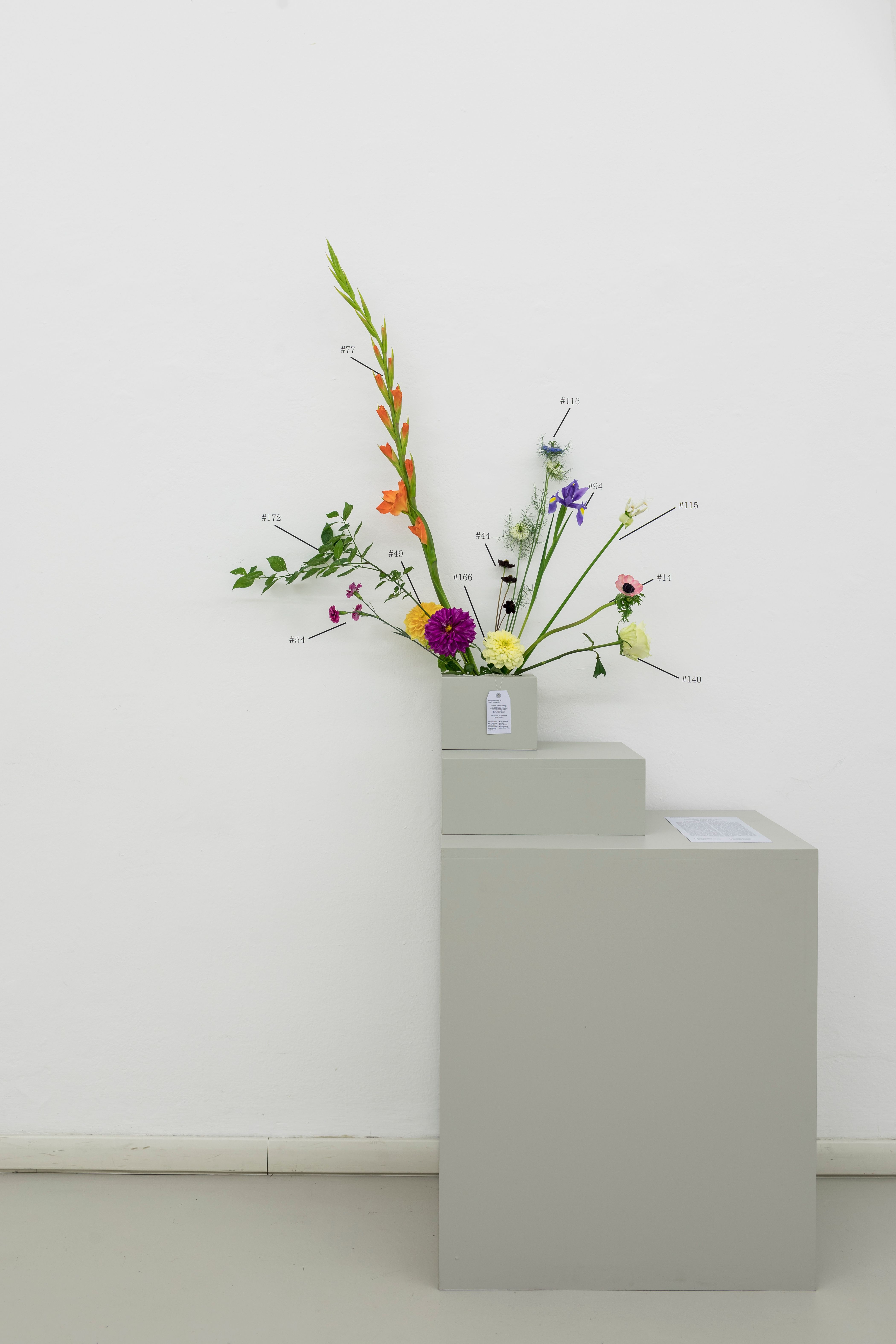 Natalie Czech – A critic’s bouquet by Övül O. Durmusoglu for Flowers are Documents – Arrangement I and II, 2017.Schnittblumen und Vinyl (Ansicht des 26.05.17), Foto Guadagnini e Sorvillo ©argekunst