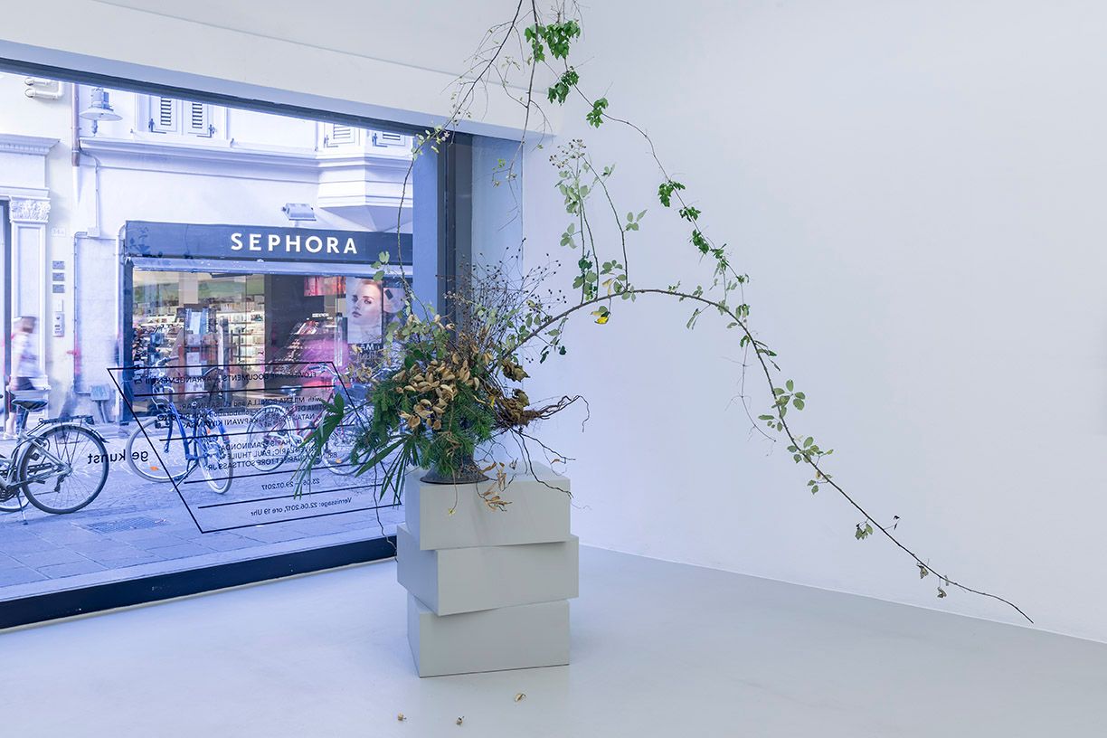 Martina della Valle in collaboration with Rie Ono, One flower one leaf #3, cut flowers, vase, variable dimensions, 2017. Photo Guadagnini ©argekunst