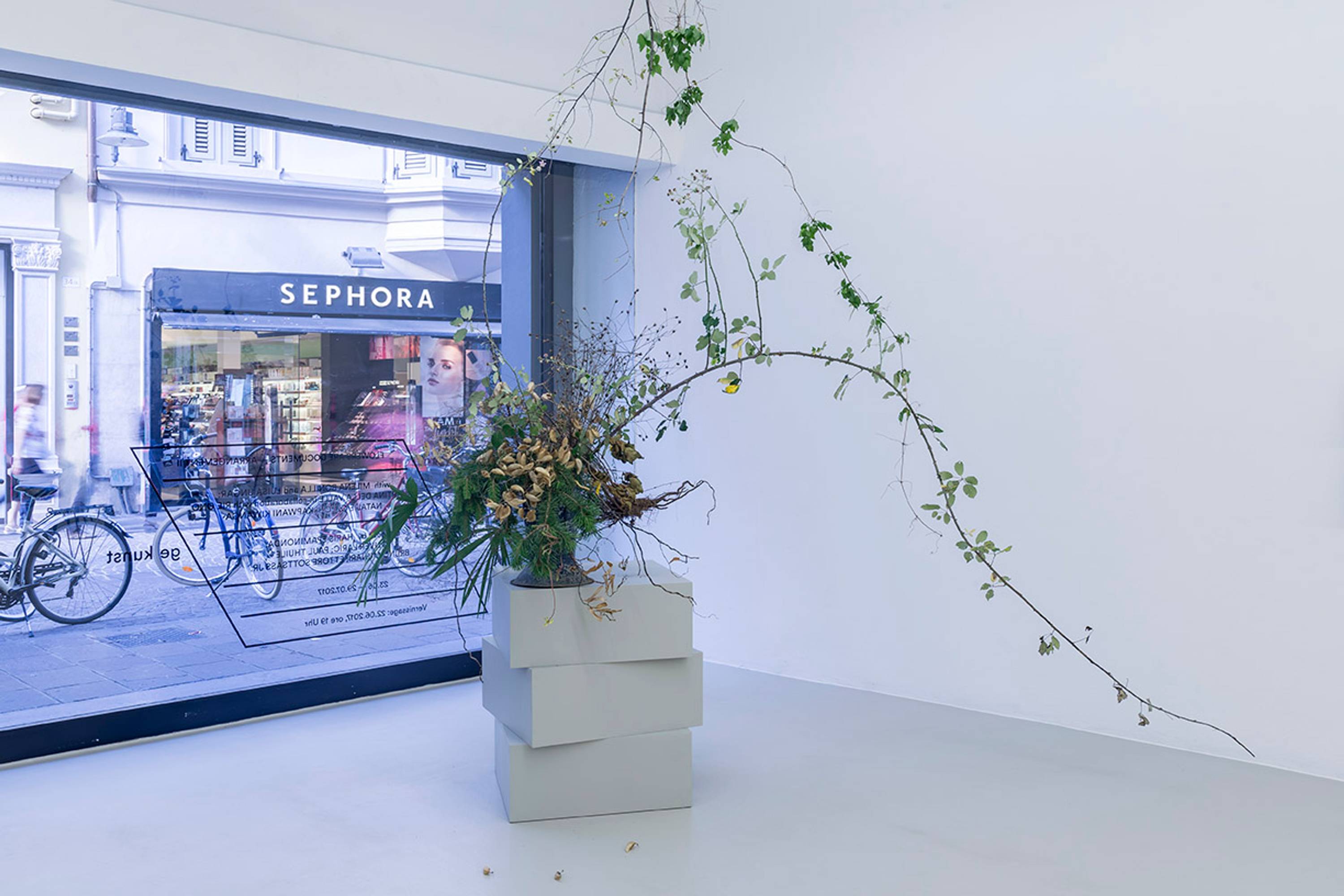 Martina della Valle in collaboration with Rie Ono, One flower one leaf #3, cut flowers, vase, variable dimensions, 2017. Photo Guadagnini ©argekunst