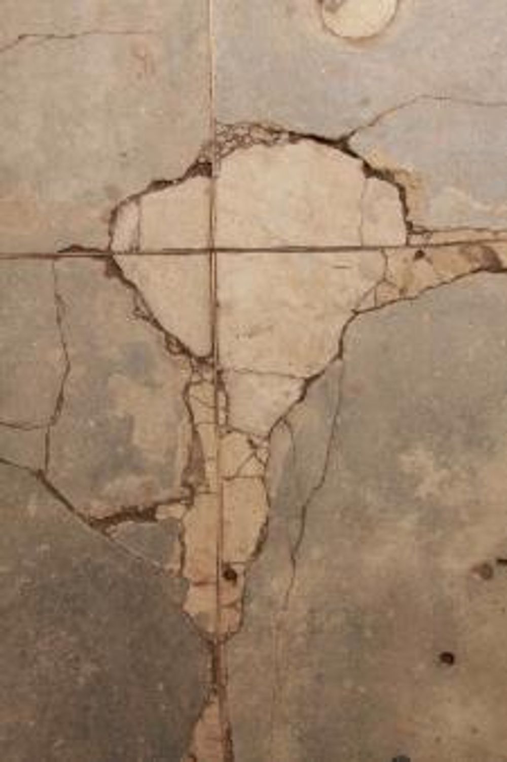 Runo Lagomarsino, Contratiempos, installation with Dia projection loop, sculptural model and projection screen, 2010 Courtesy Elastic Malmo and the artist