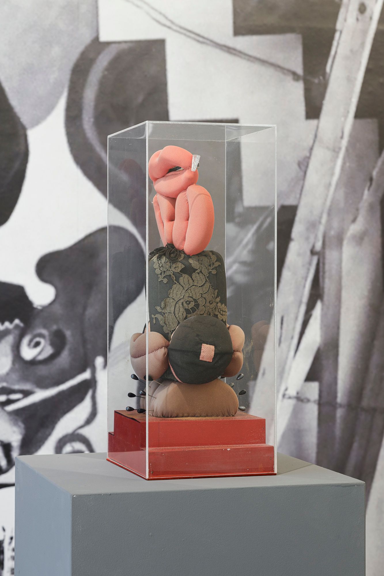 “Liberazione”, 1974, Gommapiuma rivestita in stoffa e applicazioni polimateriche / Mit Stoff überzogener Schaumstoff mit materialübergreifenden Applikationen, 54,3 x 21 x 25 cm. Courtesy Chert Lüdde.