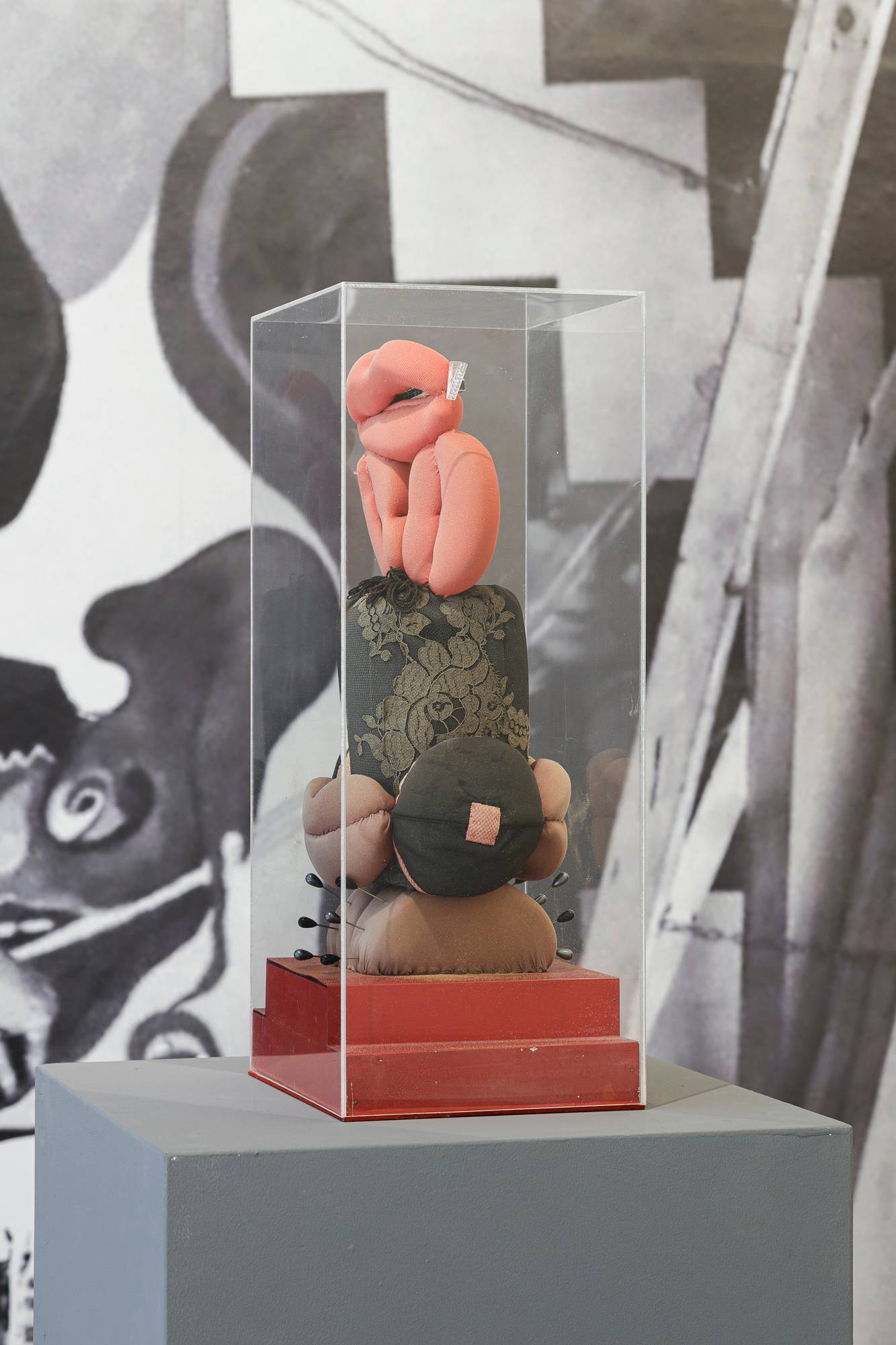 “Liberazione”, 1974, Gommapiuma rivestita in stoffa e applicazioni polimateriche / Mit Stoff überzogener Schaumstoff mit materialübergreifenden Applikationen, 54,3 x 21 x 25 cm. Courtesy Chert Lüdde.