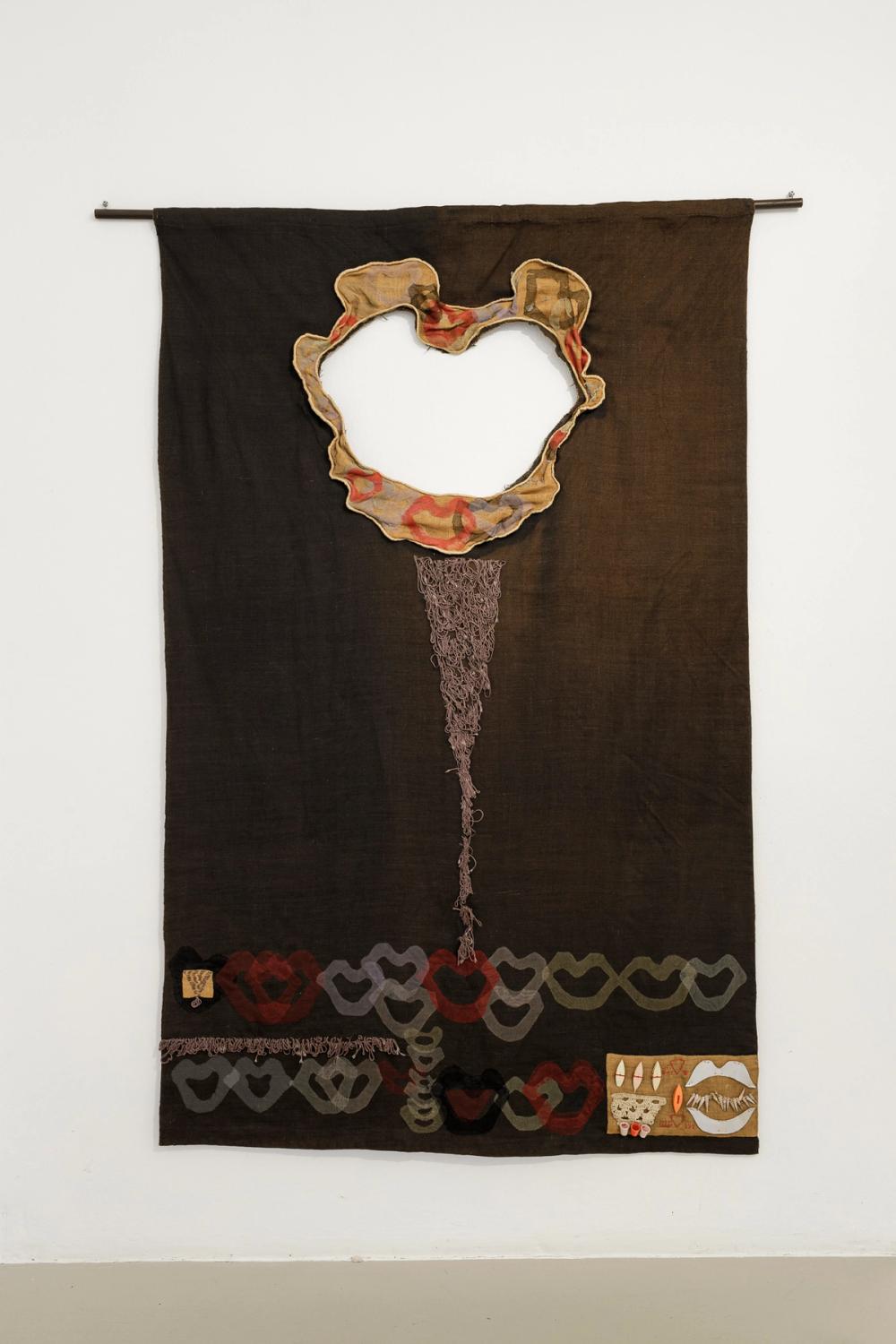 “Per la vita, sempre!”, 1977, Arazzo ricamato in juta /Bestickter Wandteppich aus Jute, 195 x 126 cm. Courtesy Archivio Clemen Parrocchetti.