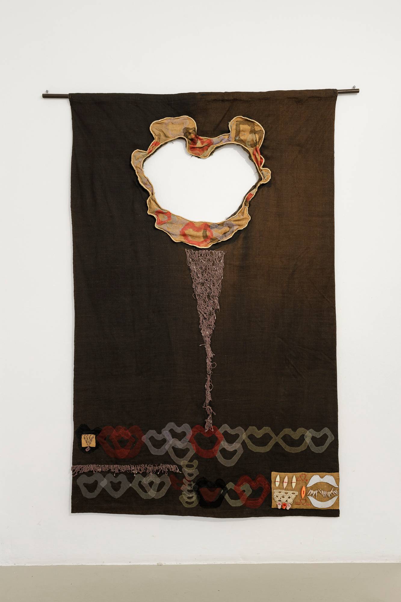 “Per la vita, sempre!”, 1977, Arazzo ricamato in juta /Bestickter Wandteppich aus Jute, 195 x 126 cm. Courtesy Archivio Clemen Parrocchetti.