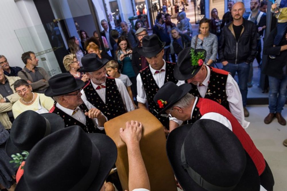 Ingrid Hora, Der Grillentöter, documentation of the performance, 2015, photo by Tiberio Sorvillo – visualite