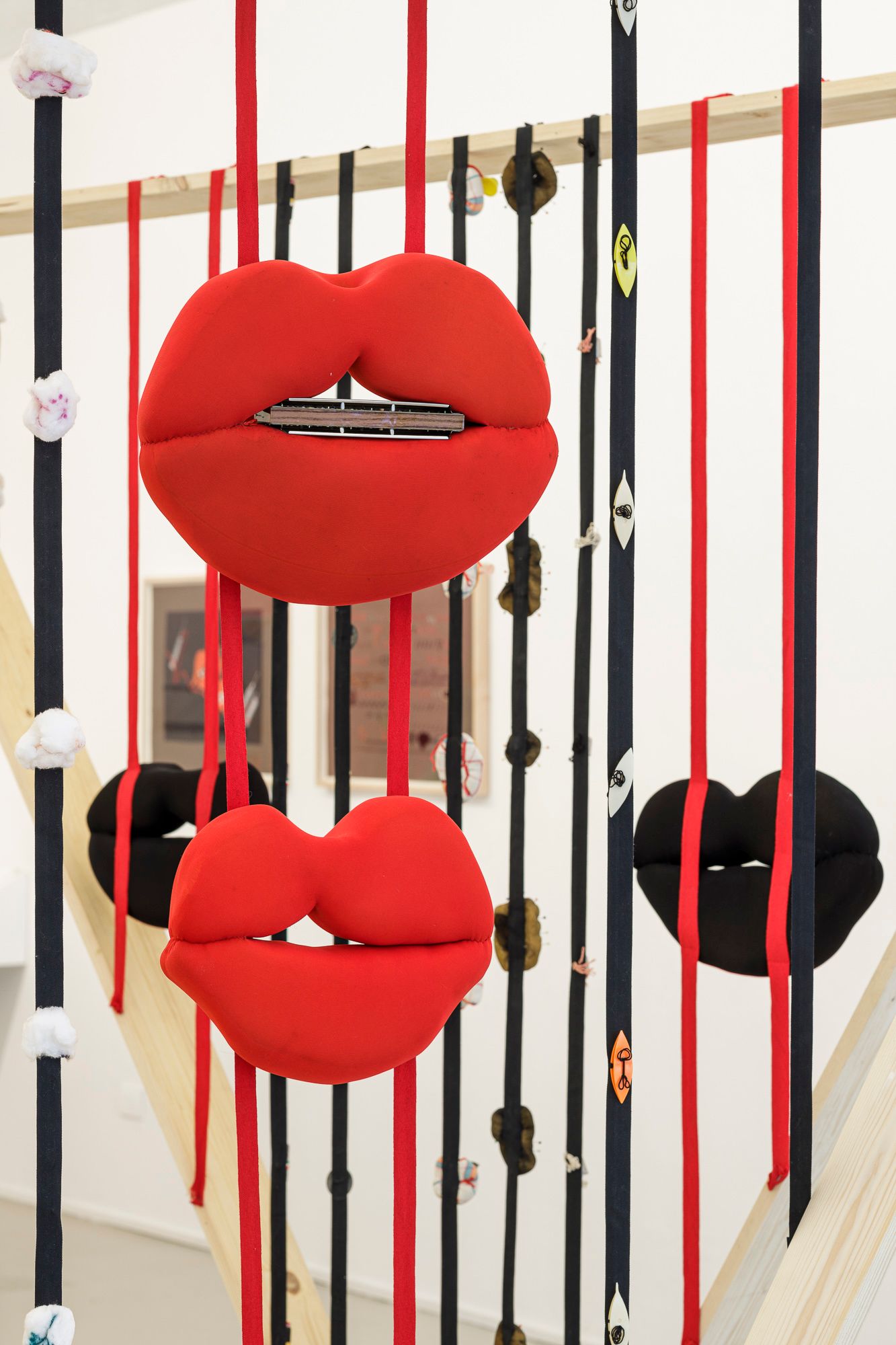  “Barriere” (4 ), 1978, struttura in legno con bocche / Holzstruktur mit Mündern, 195x200cm x n°4. Courtesy Archivio Clemen Parrocchetti. Una di queste quattro strutture è stata esposta insieme ad altre tre Barriere in un lavoro collettivo a firma di Gandini, Parrocchetti, Secol e Sironi, a Milano alla Galleria Porta Ticinese.