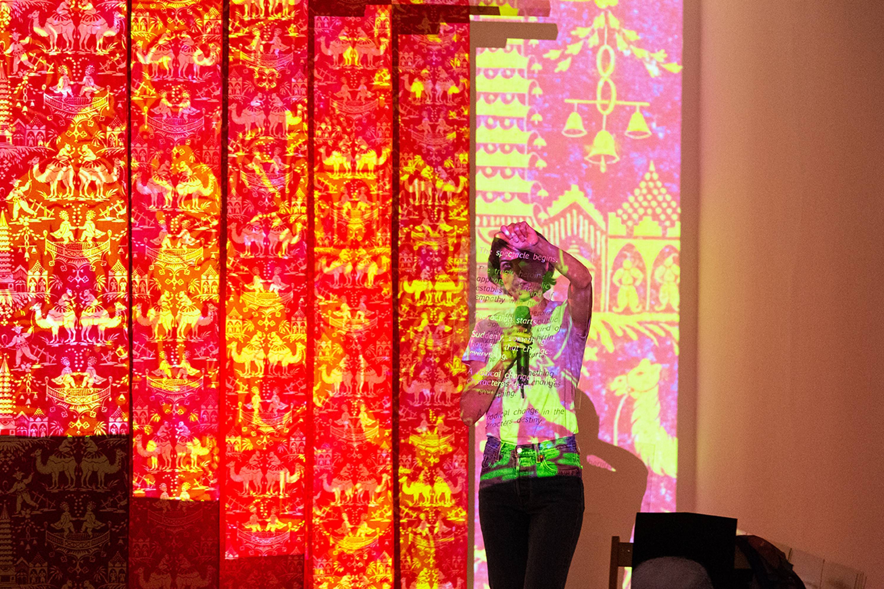 ©ar/ge kunst, Foto Andrew Klotz – Visualite, 2019, “A Fabric in Turkey Red “ è stato eseguito in una performance dall’artista Romy Rüegger il 6 settembre 2019 nell’ambito della mostra „Echoing Movements to Come“ presso ar/ge kunst Bolzano, a cura di Emanuele Guidi.