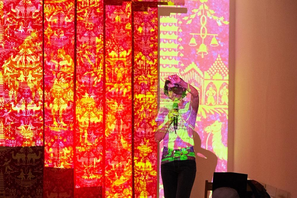 ©ar/ge kunst, Foto Andrew Klotz – Visualite, 2019, “A Fabric in Turkey Red “ è stato eseguito in una performance dall’artista Romy Rüegger il 6 settembre 2019 nell’ambito della mostra „Echoing Movements to Come“ presso ar/ge kunst Bolzano, a cura di Emanuele Guidi.