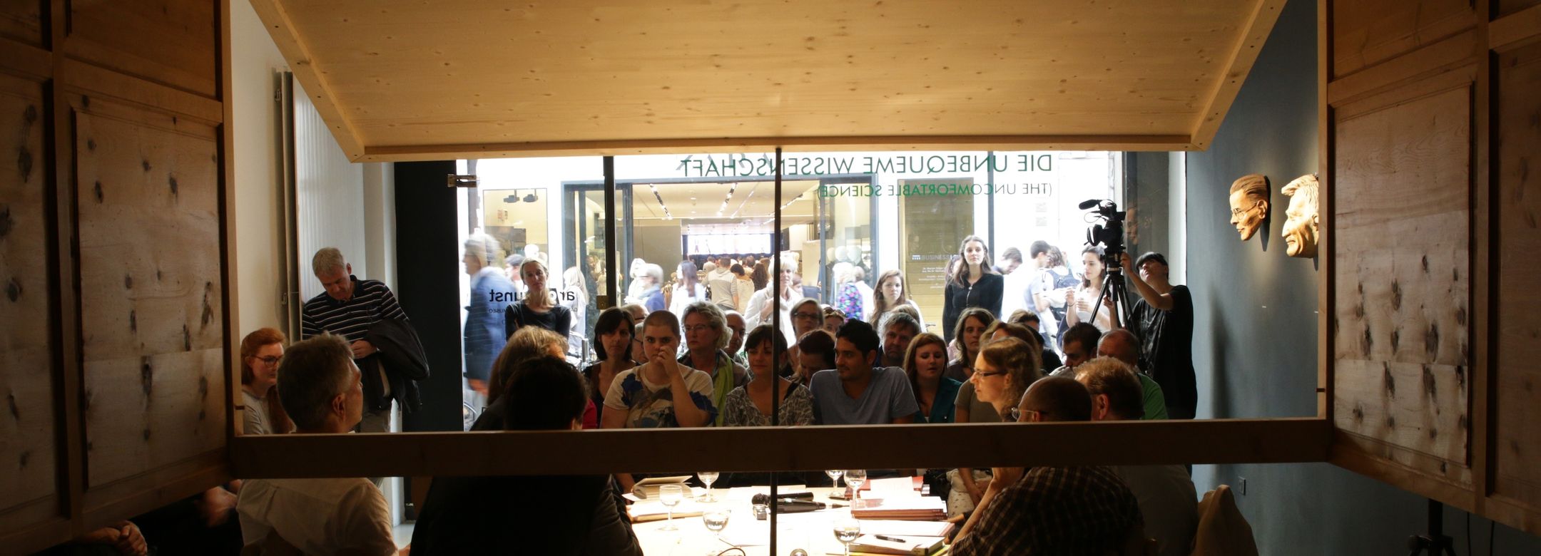 Gareth Kennedy, Die Unbequeme Wissenschaft (The Uncomfortable Science), Stuben-Forum
Installation design di Harry Thaler, produced by Tischlerei & Möbelhaus Kofler, photo argekunt ,2014