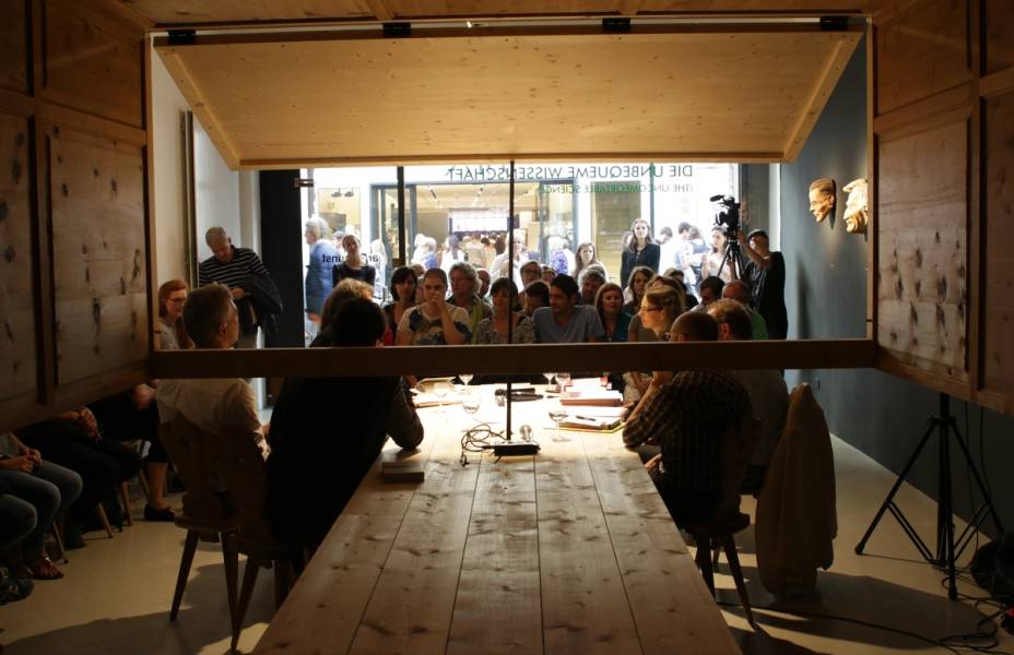 Gareth Kennedy, Die Unbequeme Wissenschaft (The Uncomfortable Science), Stuben-Forum
Installation design di Harry Thaler, produced by Tischlerei & Möbelhaus Kofler, photo argekunt ,2014