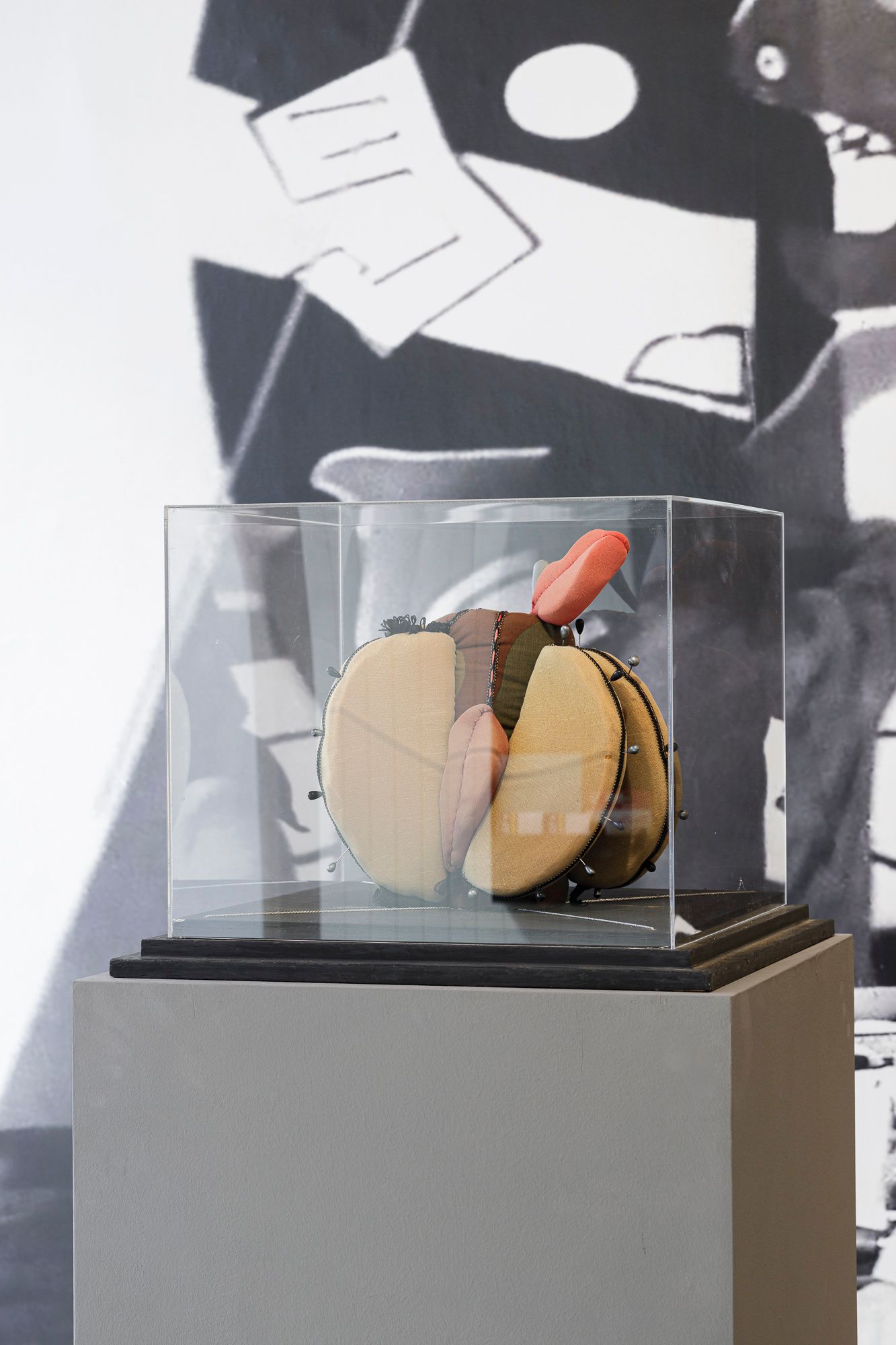 “Lamento del sesso”, 1974, Gommapiuma rivestita in stoffa e applicazioni polimateriche / Mit Stoff überzogener Schaumstoff mit materialübergreifenden Applikationen, 40 x 50,5 x 50,5 cm. Courtesy Archivio Clemen Parrocchetti.