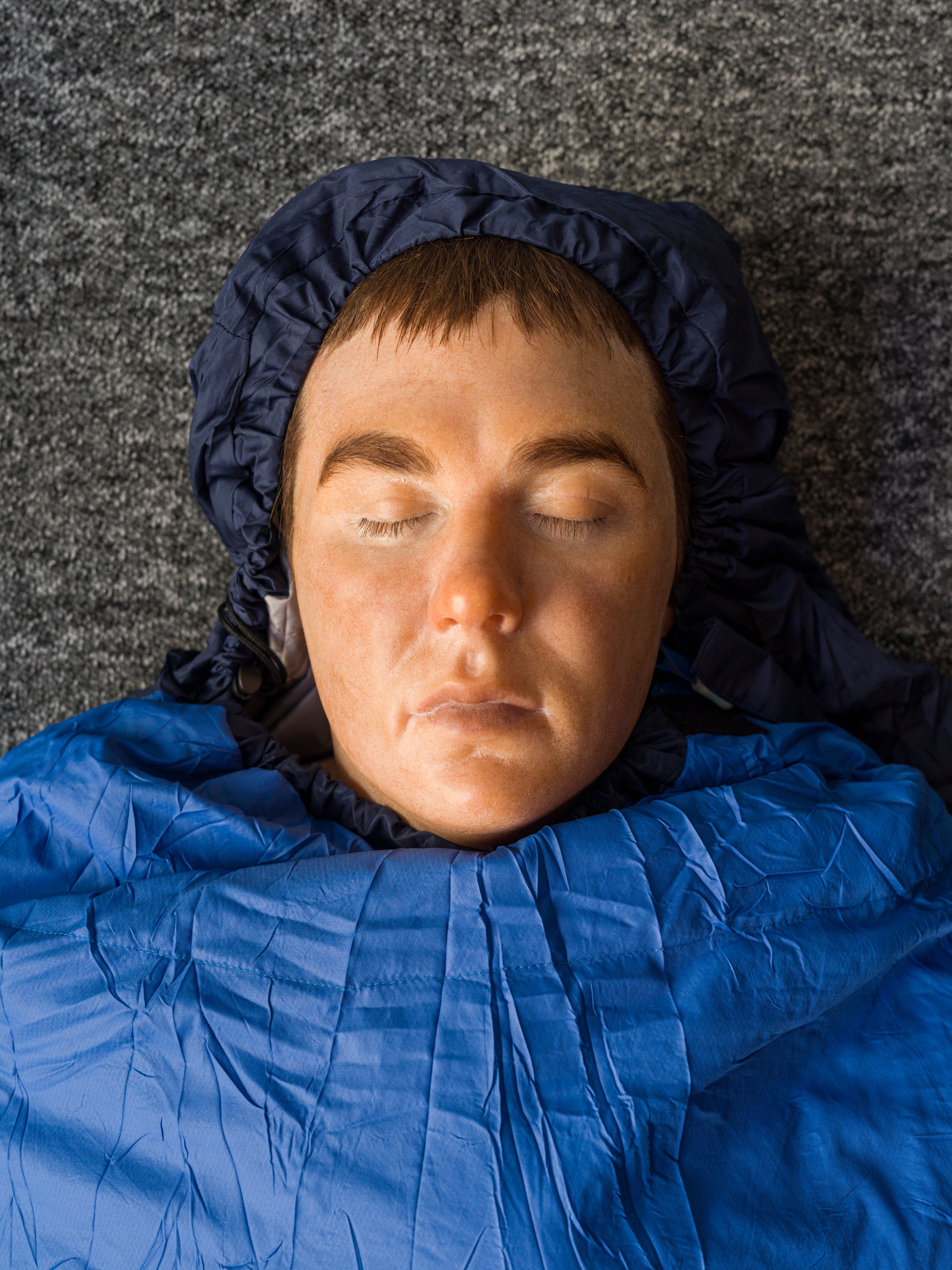 Jonathan Monk, The Sleeping Giant, 2025. Cera, capelli umani, pittura a olio, tessuto, plastica e carta. Dettaglio. Foto Tiberio Sorvillo.