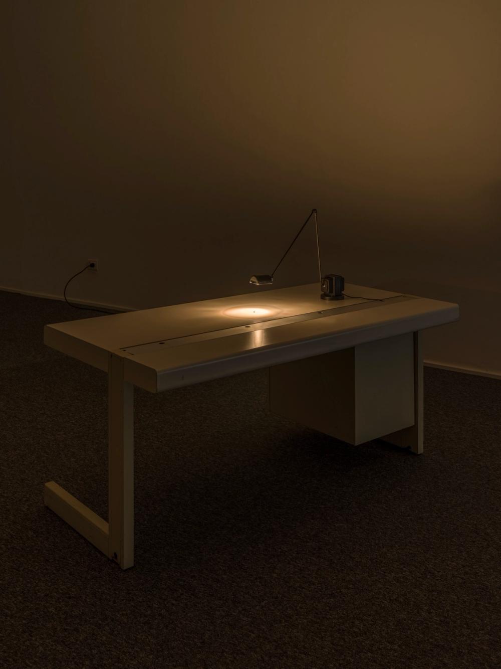 Jonathan Monk, Shine Bright Like a Diamond, 2025. Scrivania, lampada, diamante e libro. Foto Tiberio Sorvillo.