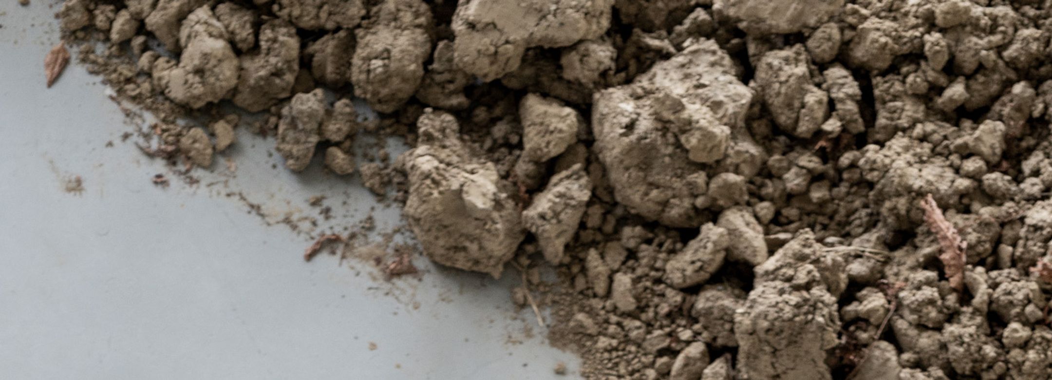 Milica Tomić, Exhibiting on a Trowel’s Edge. Research and investigative processes of Aflenz Memorial in becoming (2018), Installation, steirischer herbst, photo: Simon Oberhofer