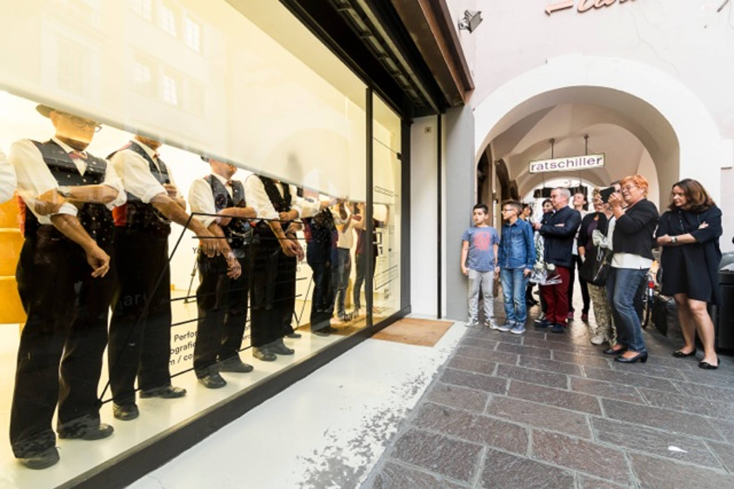 Ingrid Hora, Der Grillentöter, documentation of the performance, 2015, photo by Tiberio Sorvillo – visualite