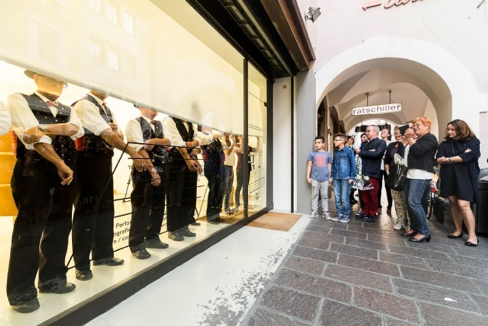 Ingrid Hora, Der Grillentöter, documentation of the performance, 2015, photo by Tiberio Sorvillo – visualite