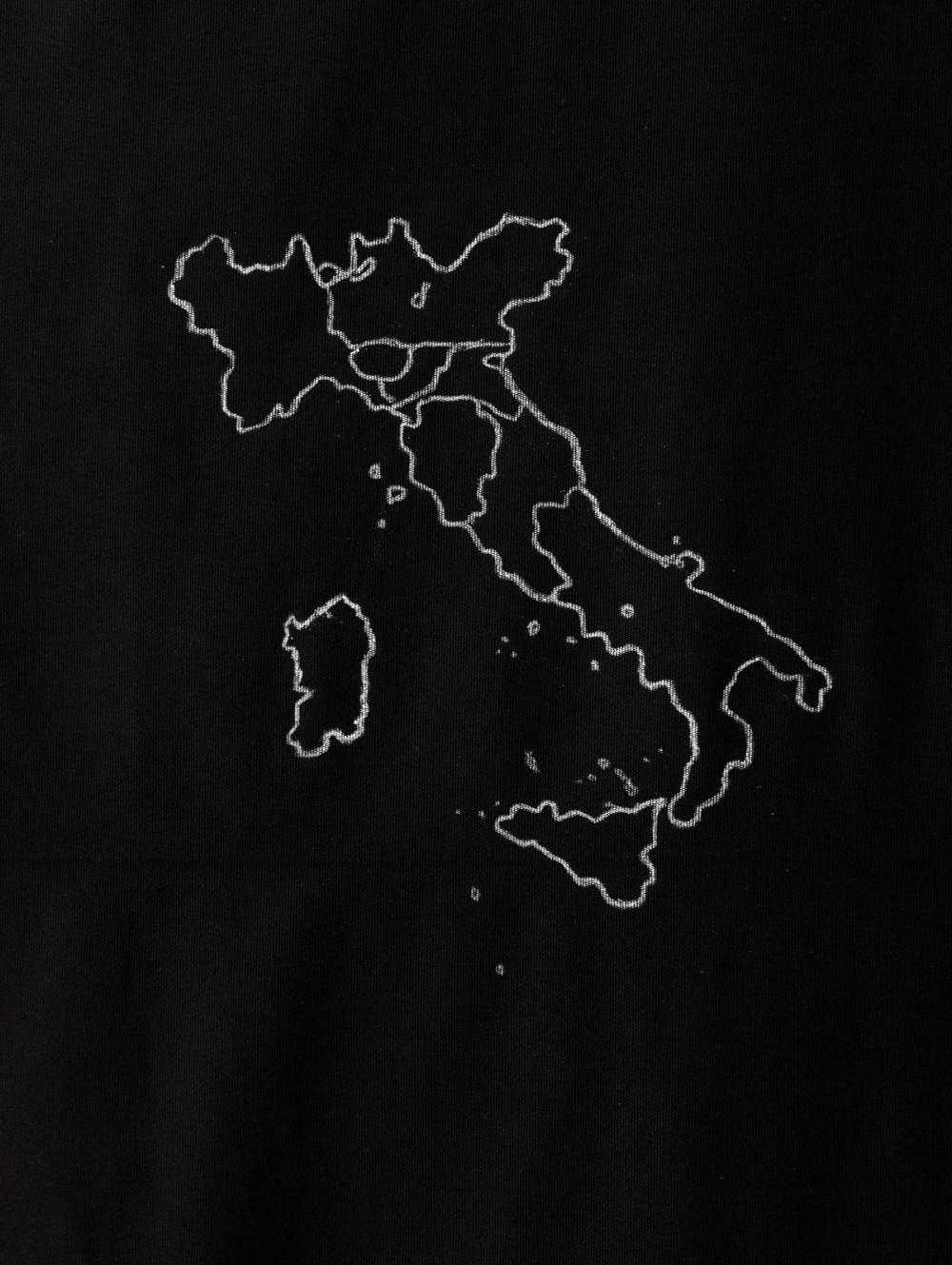 Samia Henni, Psychocolonial Spaces, Act 1. Exhibition view, Ar/Ge Kunst. Dettaglio in foto: Disegno in gesso di una mappa del 1860 della penisola italiana prima dell’unificazione su tessuto di cotone nero.
