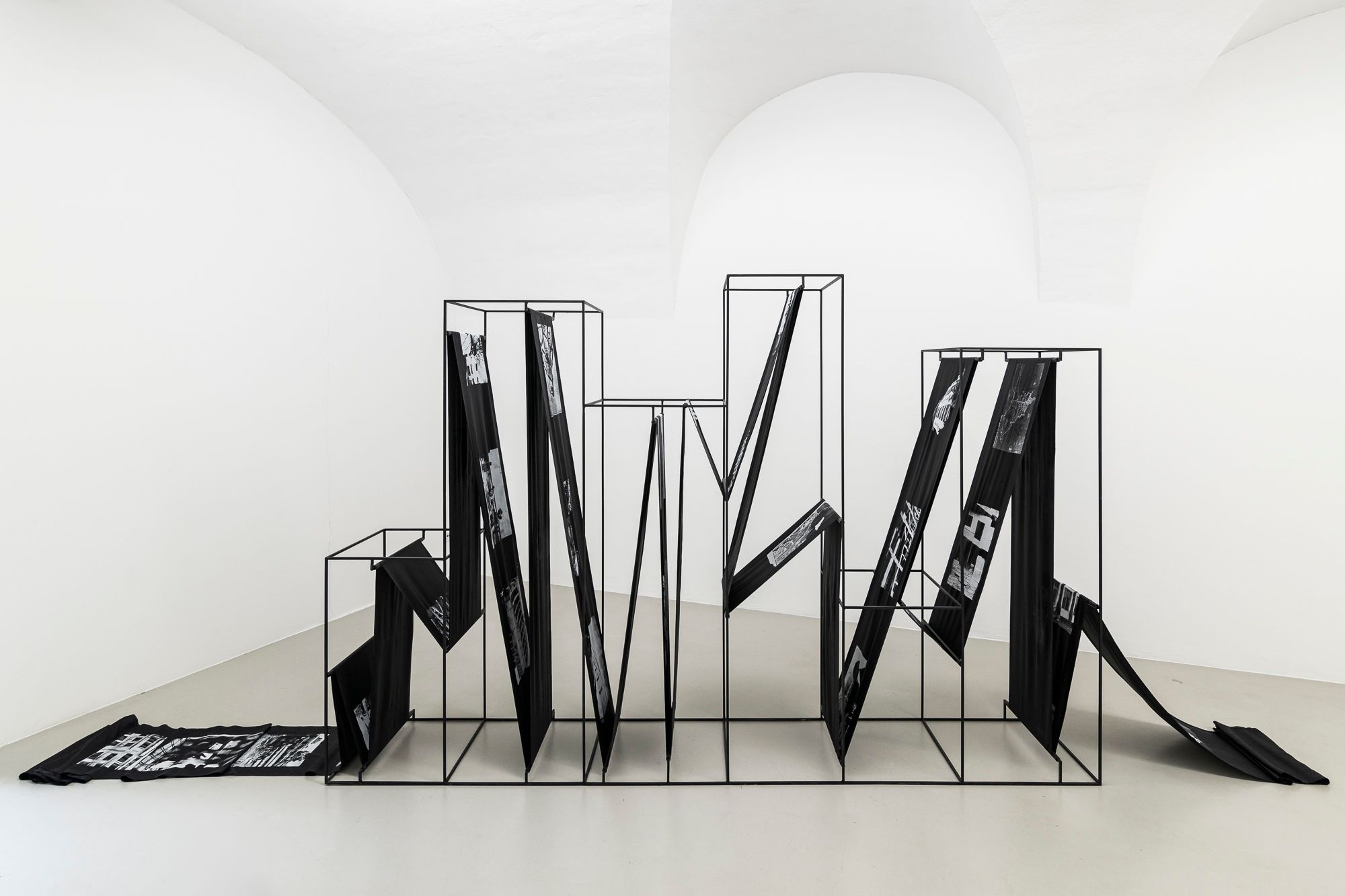 Adji Dieye, Cultura persa e imparata a memoria, exhibition view, ©ar/ge kunst, photo Tiberio Sorvillo, 2022