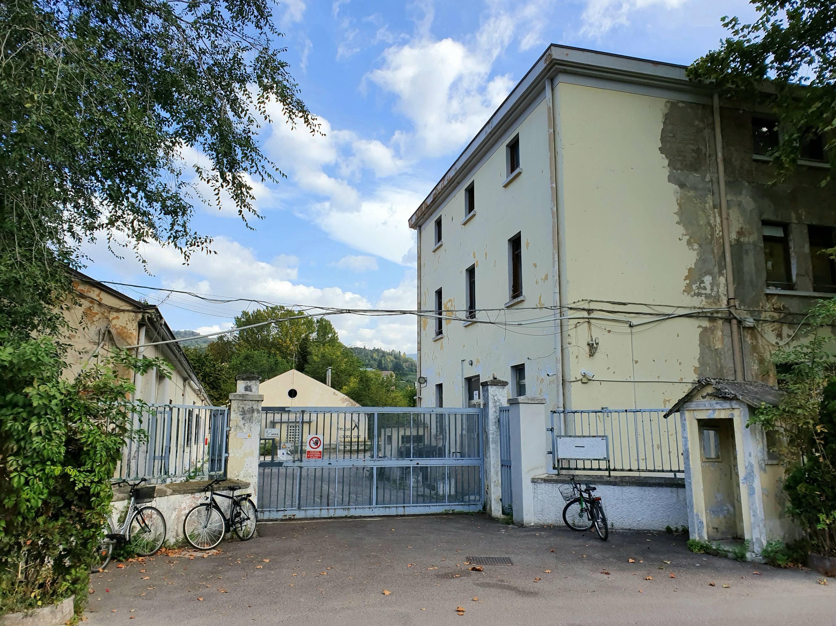 L'ex caserma Schenoni di Bressanone, dismessa nel 2008 e riconvertita in Cas nel 2017.