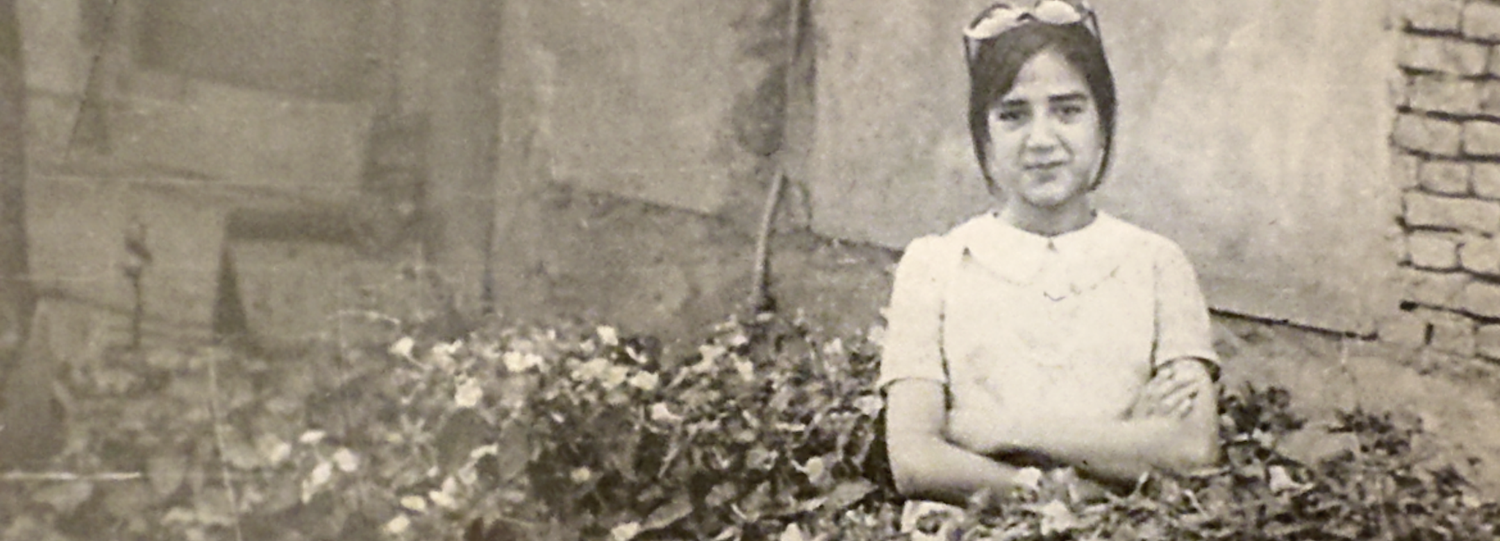 Parwin nel giardino della sua casa a Kabul, anni ‘70.