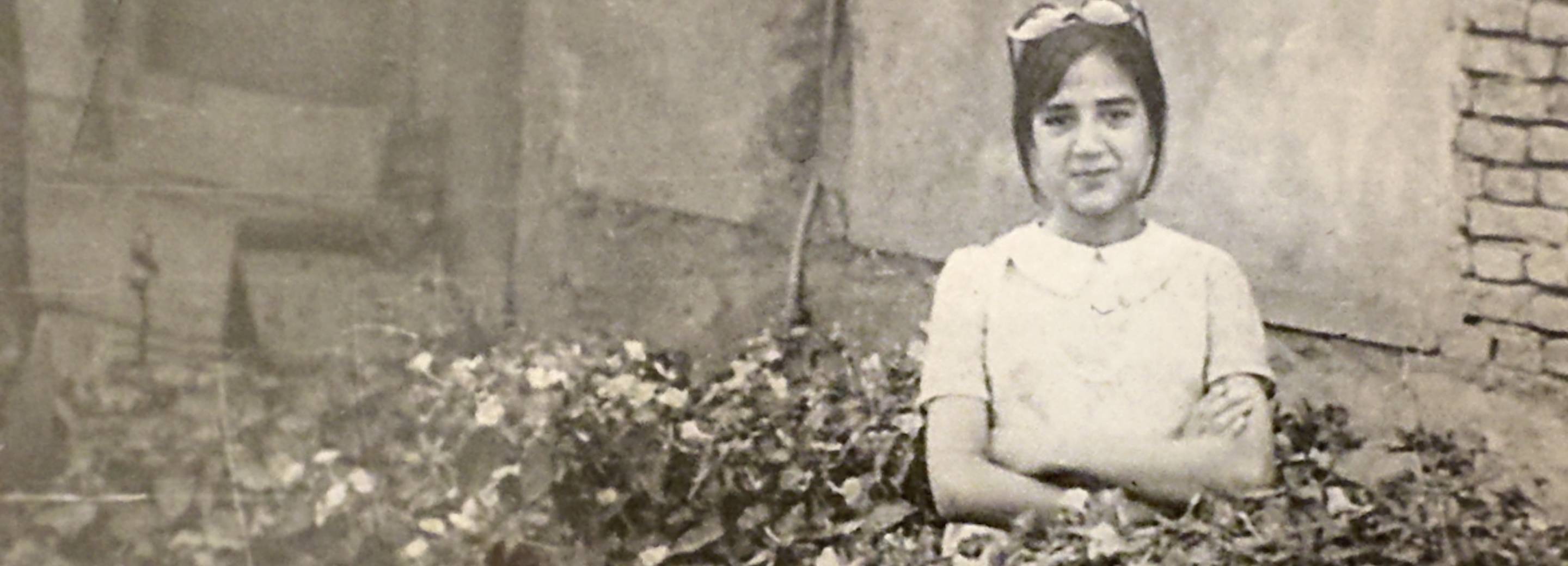 Parwin nel giardino della sua casa a Kabul, anni ‘70.