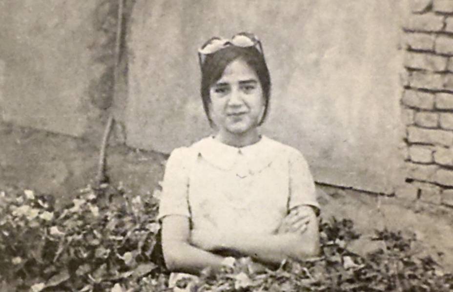 Parwin nel giardino della sua casa a Kabul, anni ‘70.