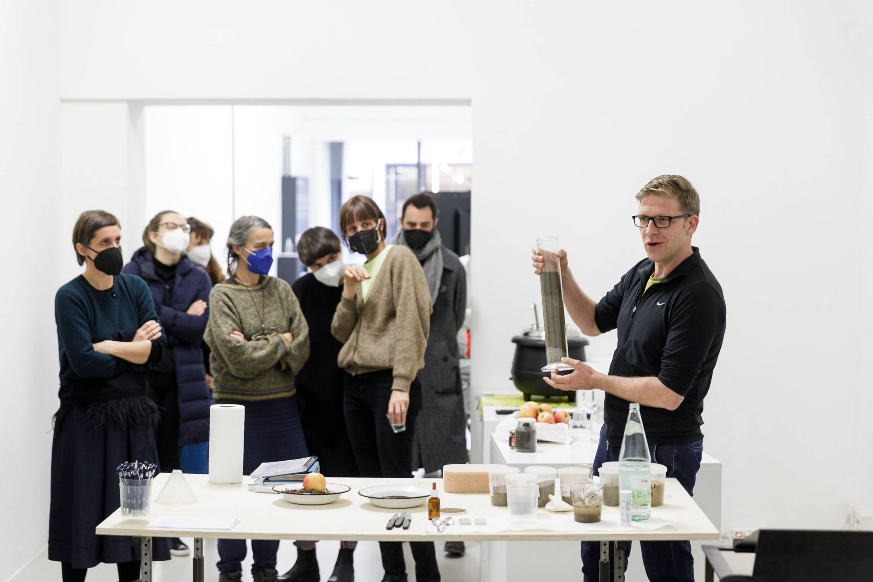 Soil Workshop, savoir-vivre #8 with Bernd Felderer, 27.11.2021, in the framework of the exhibition “Plant Plant” by Katrin Hornek © ar/ge kunst and BAU. Photo: Tiberio Sorvillo