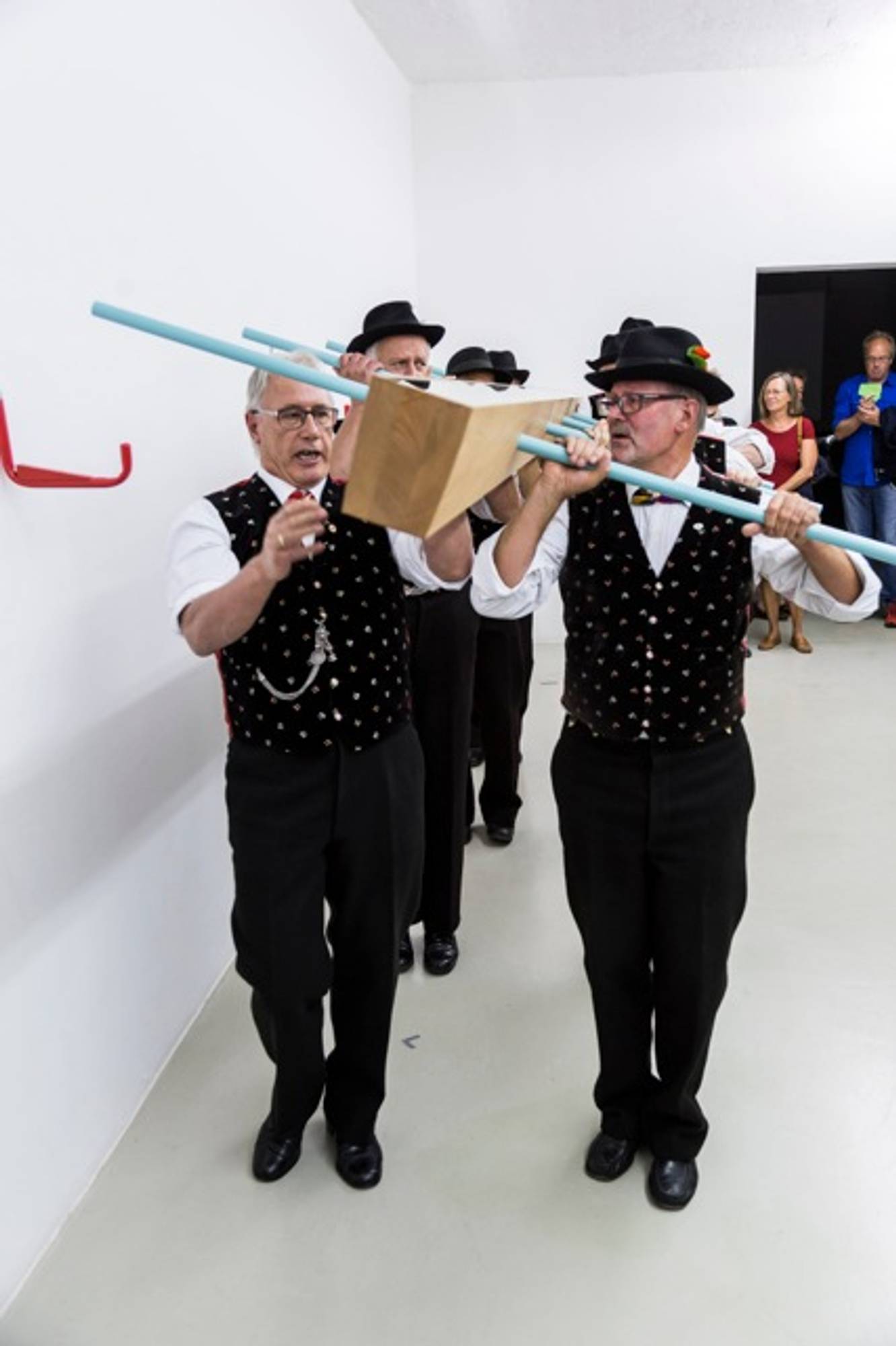 Ingrid Hora, Der Grillentöter, documentation of the performance, 2015, photo by Tiberio Sorvillo – visualite