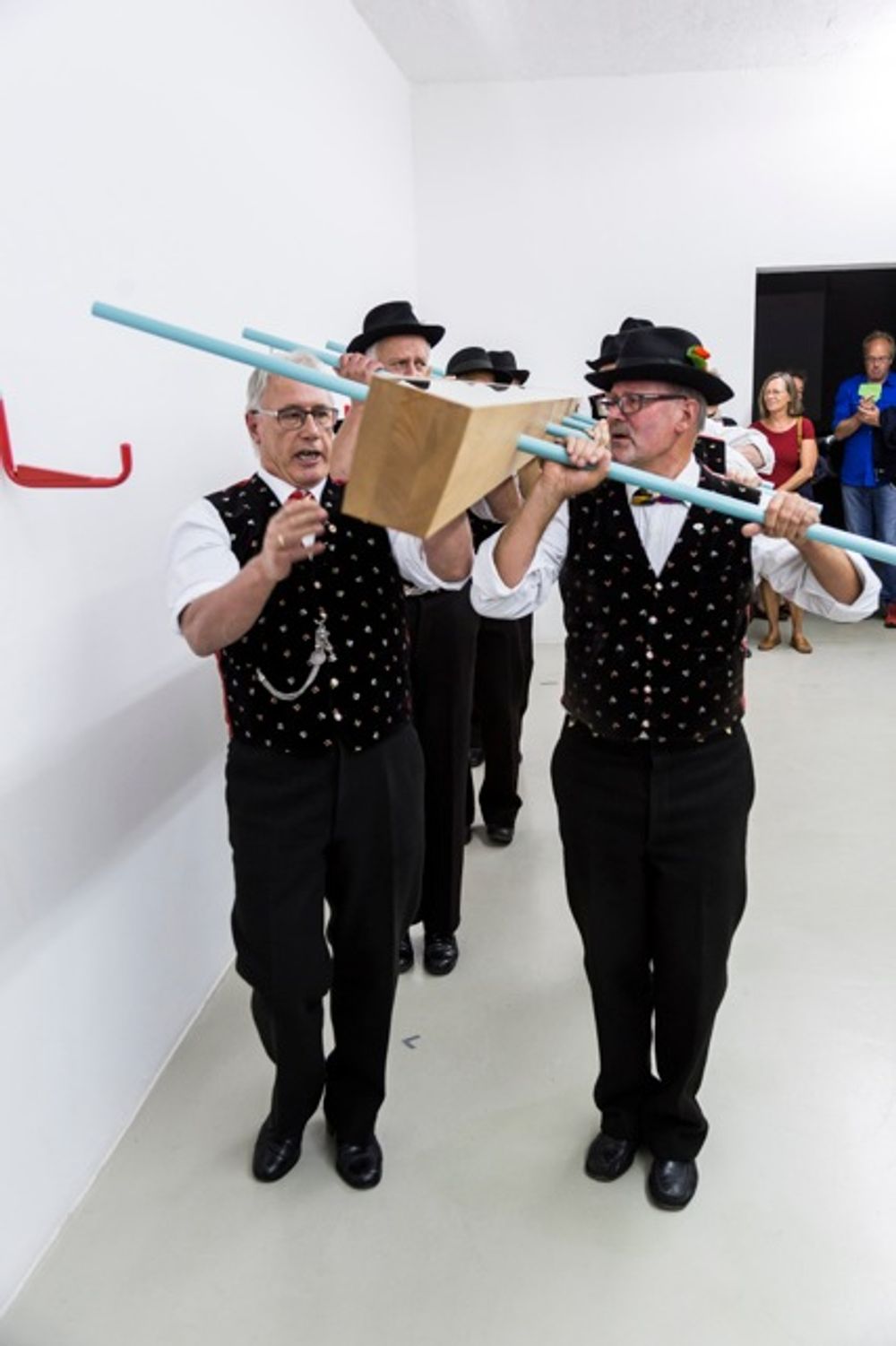 Ingrid Hora, Der Grillentöter, documentation of the performance, 2015, photo by Tiberio Sorvillo – visualite