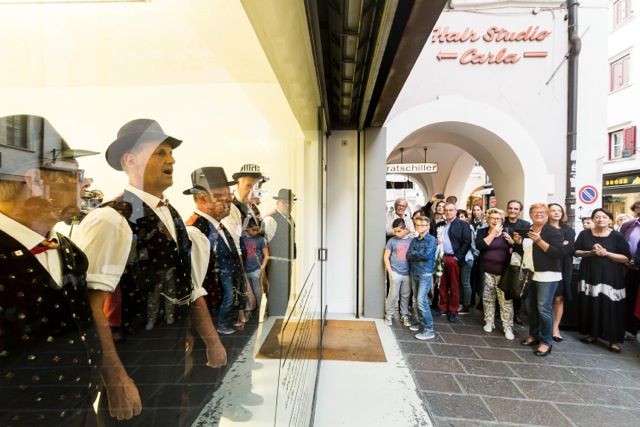 Ingrid Hora, Der Grillentöter, documentation of the performance, 2015, photo by Tiberio Sorvillo – visualite