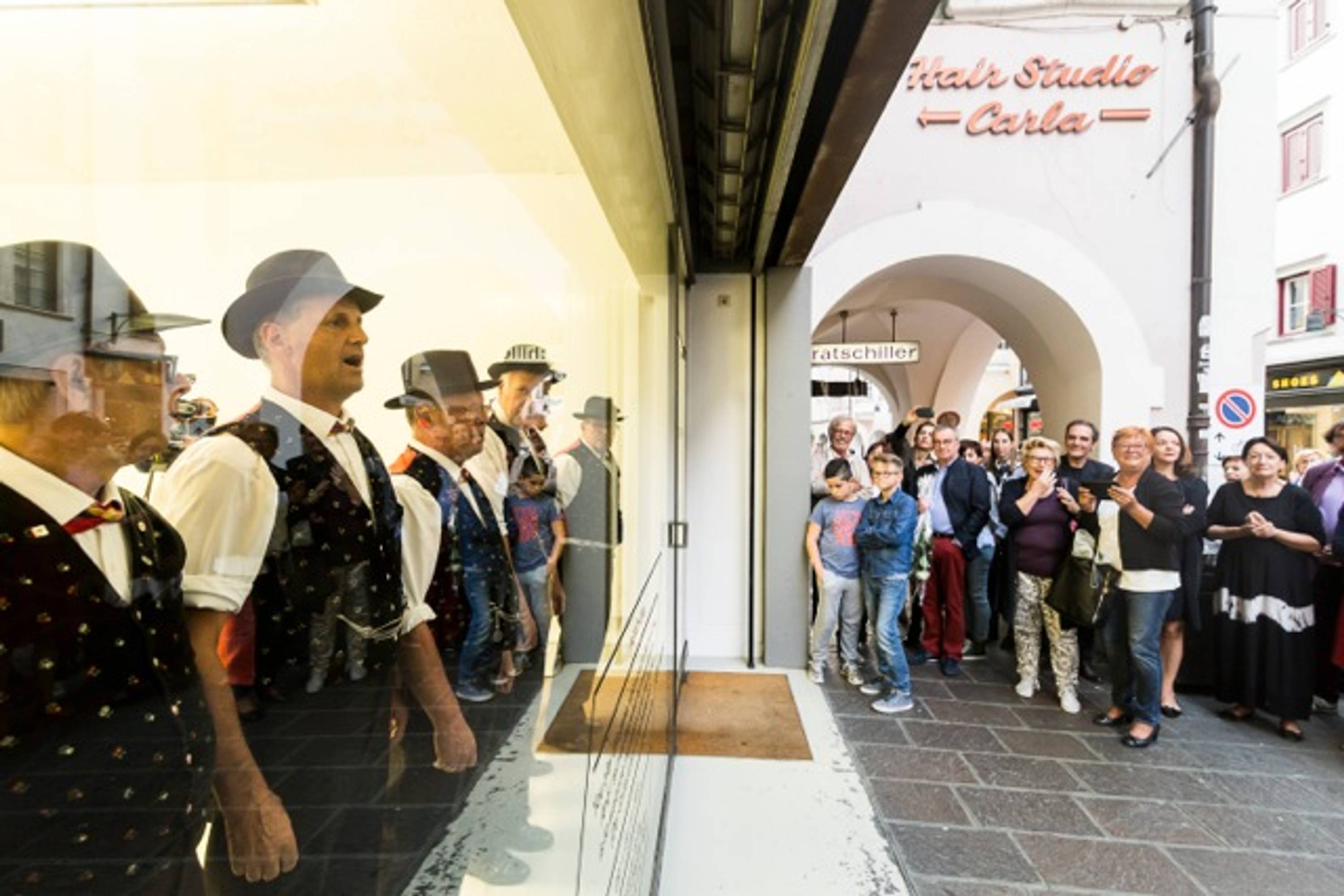 Ingrid Hora, Der Grillentöter, documentation of the performance, 2015, photo by Tiberio Sorvillo – visualite