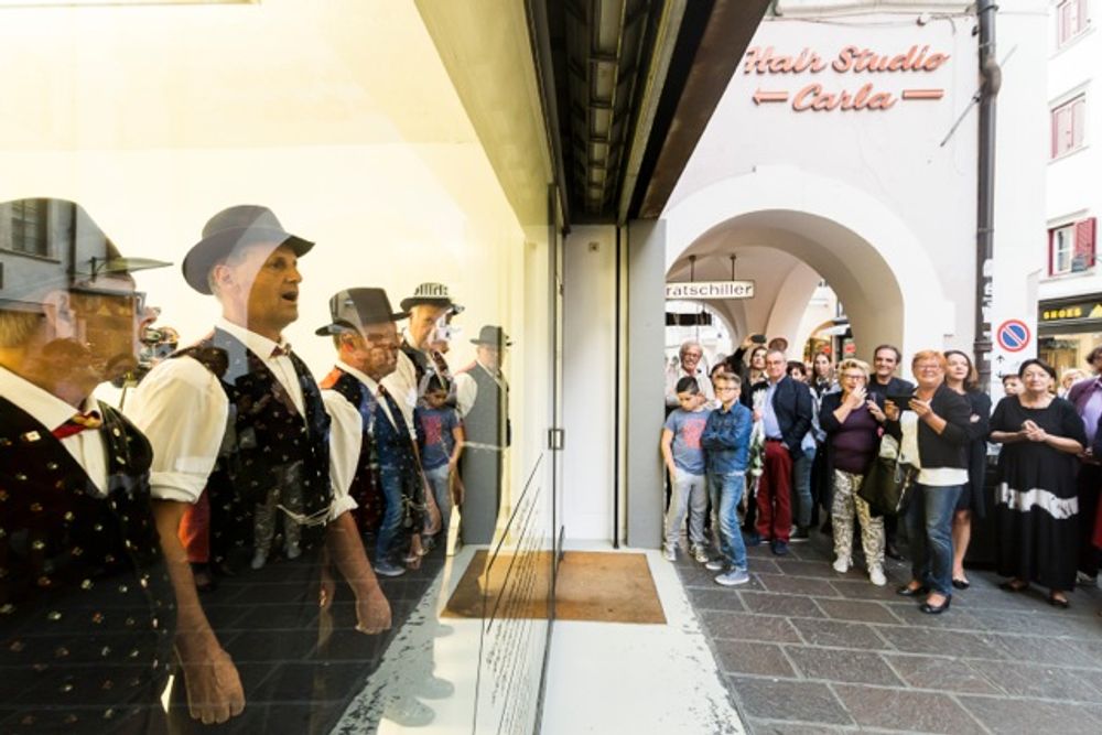 Ingrid Hora, Der Grillentöter, documentation of the performance, 2015, photo by Tiberio Sorvillo – visualite