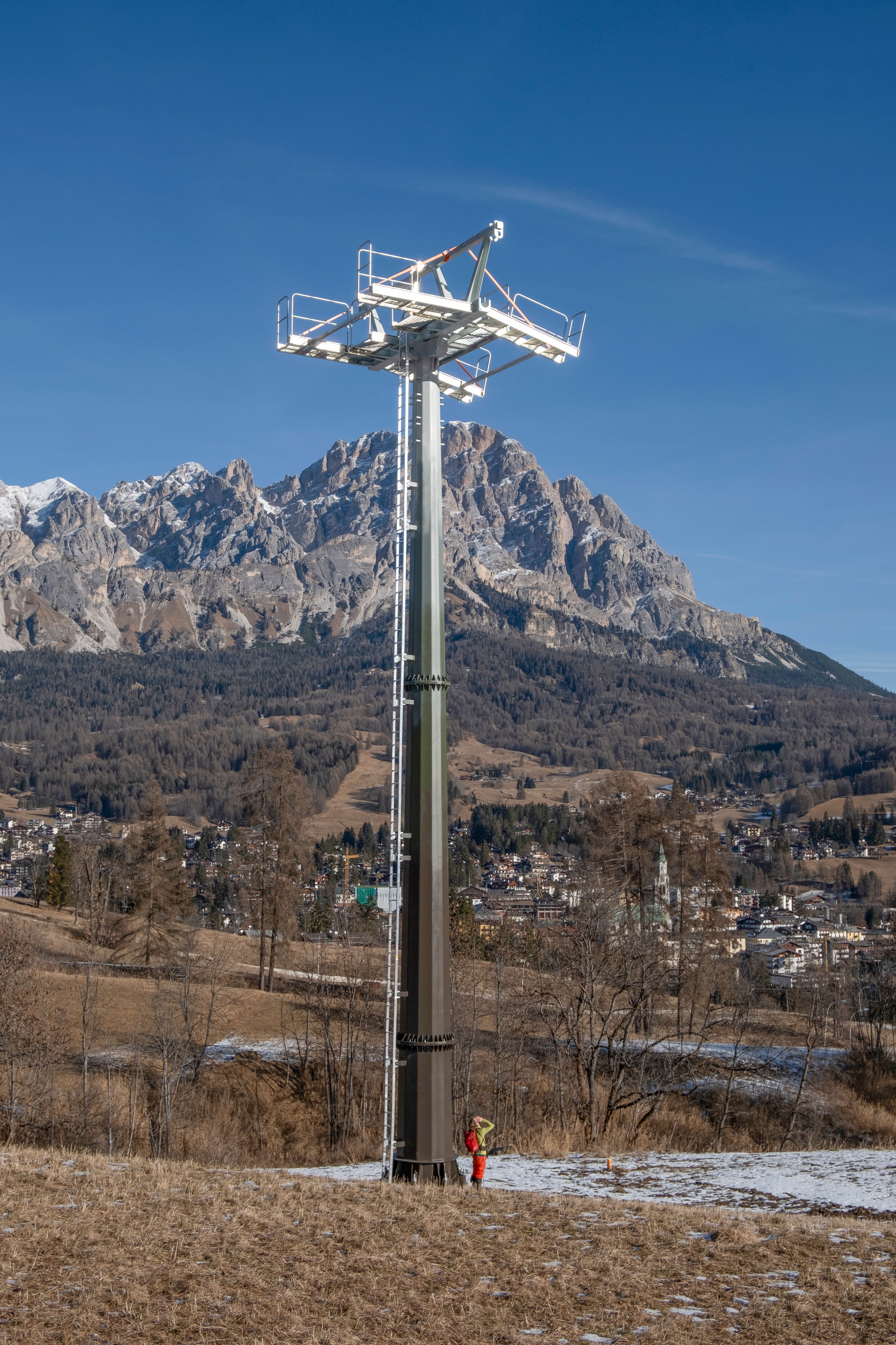 Pilone del nuovo impianto di risalita Apollonio-Socrepes a Cortina d'Ampezzo, costruito contestualmente alle Olimpiadi Invernali 2026 su terreno idro-geologicamente instabile e attualmente sotto inchiesta.