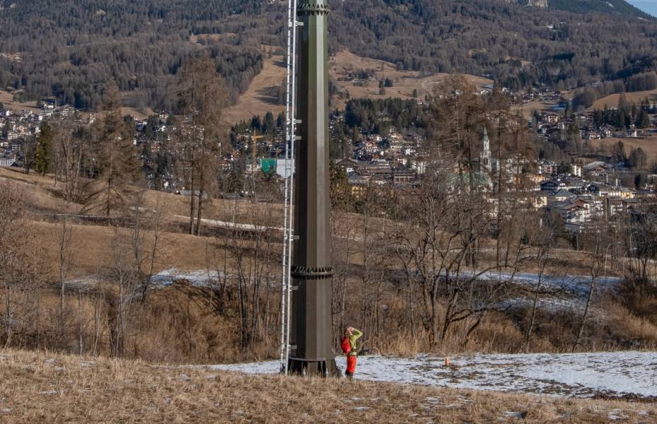 Pilone del nuovo impianto di risalita Apollonio-Socrepes a Cortina d'Ampezzo, costruito contestualmente alle Olimpiadi Invernali 2026 su terreno idro-geologicamente instabile e attualmente sotto inchiesta.