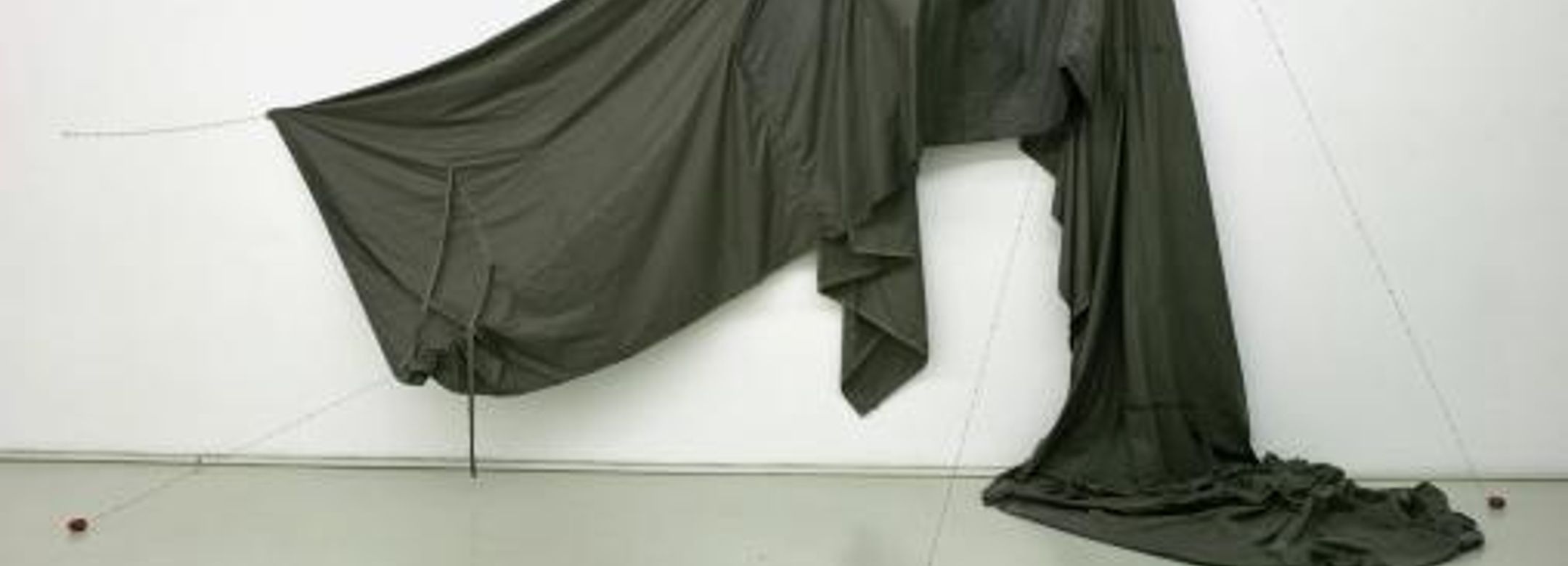 Mel O’Callaghan, Installation View, Overlines, 2007 Courtesy Schleicher & Lange, Paris. Photo: Ivo Corrà