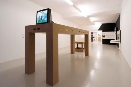 Exhibiton view, auffällig, cinque posizioni, 2004