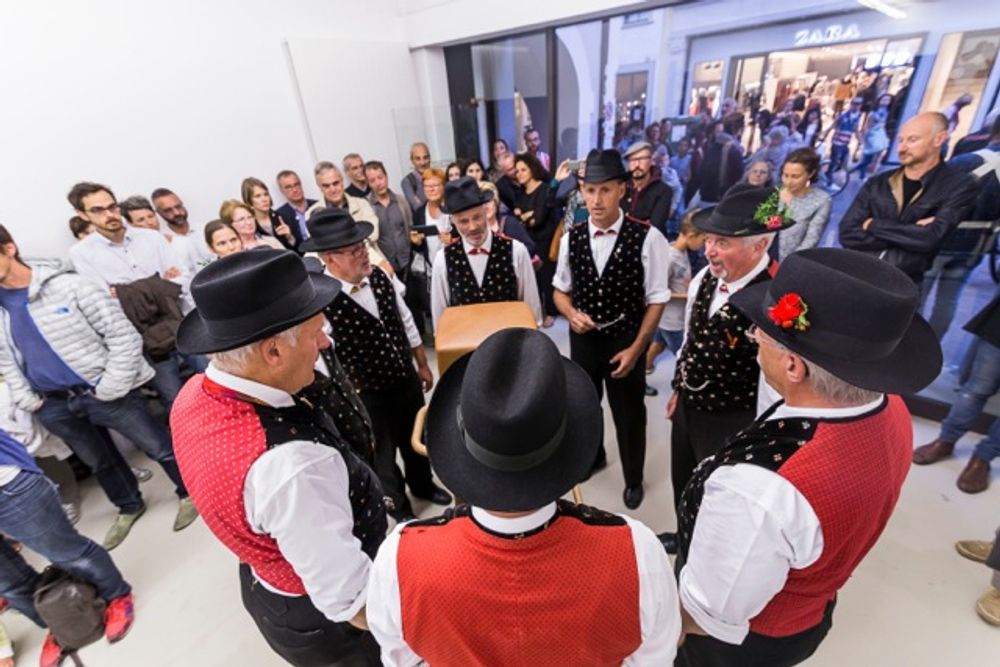 Ingrid Hora, Der Grillentöter, documentation of the performance, 2015, photo by Tiberio Sorvillo – visualite