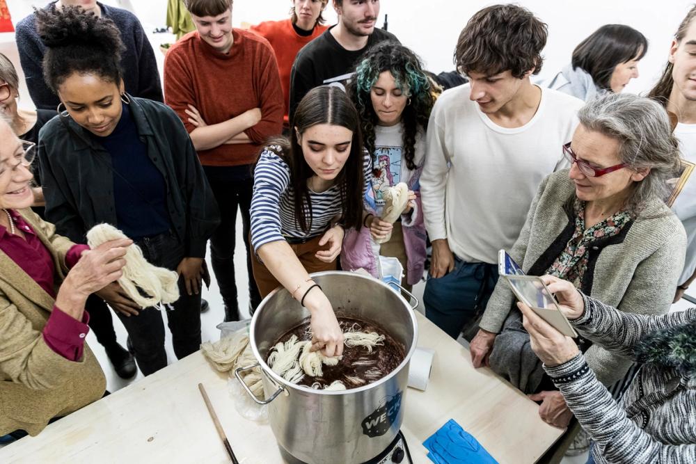 ©ar/ge kunst, Foto Tiberio Sorvillo, 2019SAVOIR-VIVRE #4DYEING WORKSHOP08.11.2019, 6–8 pmwith master weaver and plant dye practitioner Cornelia Larcher and artist Romy Rüegger and textile designer Kira Kessler in attendanceCurated by Simone Mair